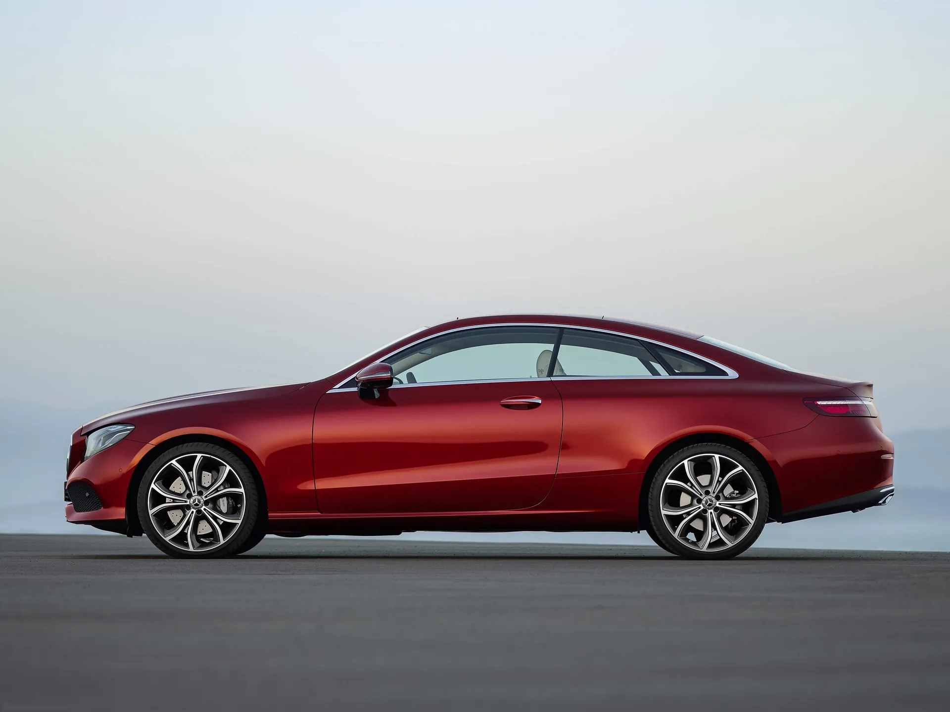 Mercedes-Benz E-Class Coupe (2017) – boční profil