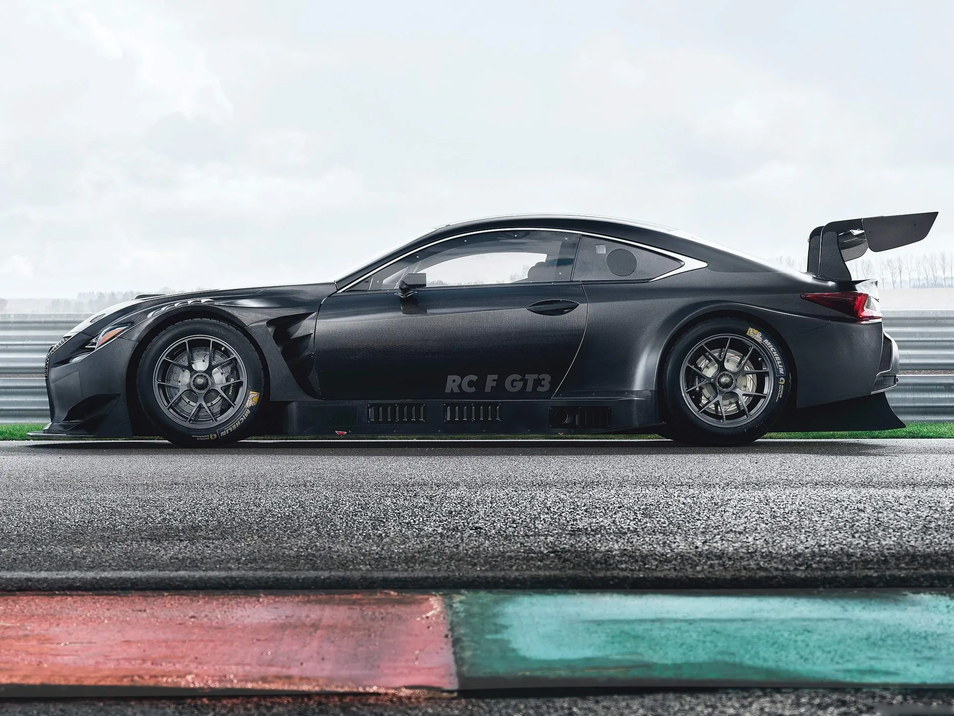 Lexus RC F GT3 (2017) – boční profil