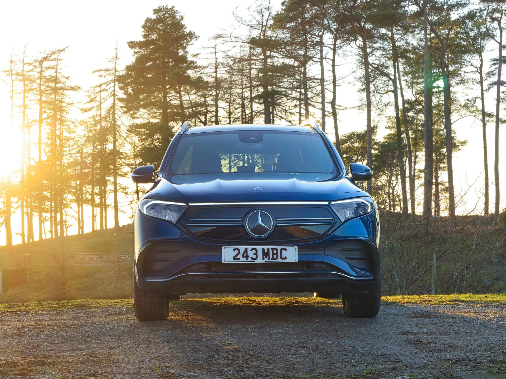 Mercedes-Benz EQB [UK] (2022) - Front