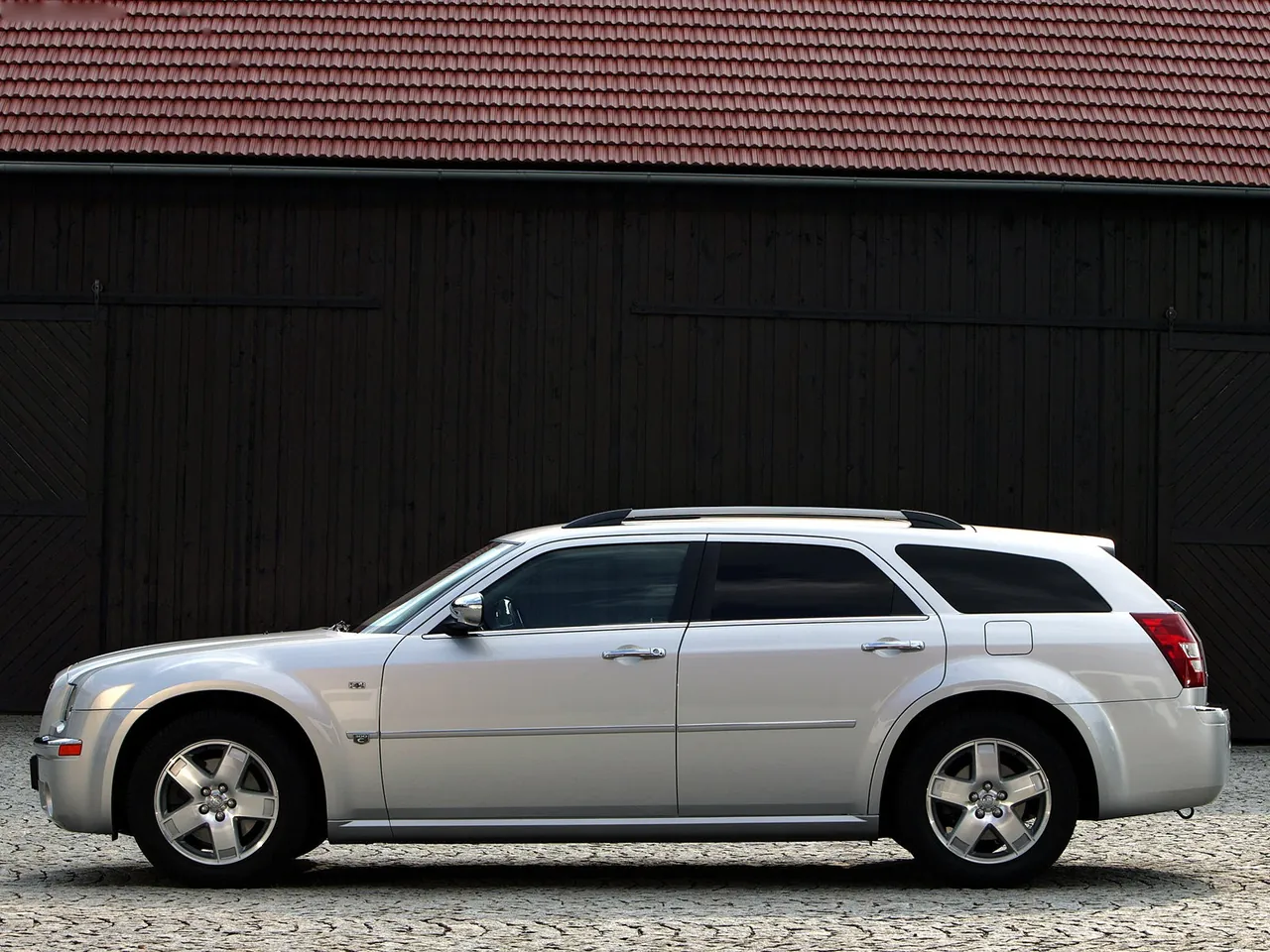 Chrysler 300C Touring (2005) – boční profil
