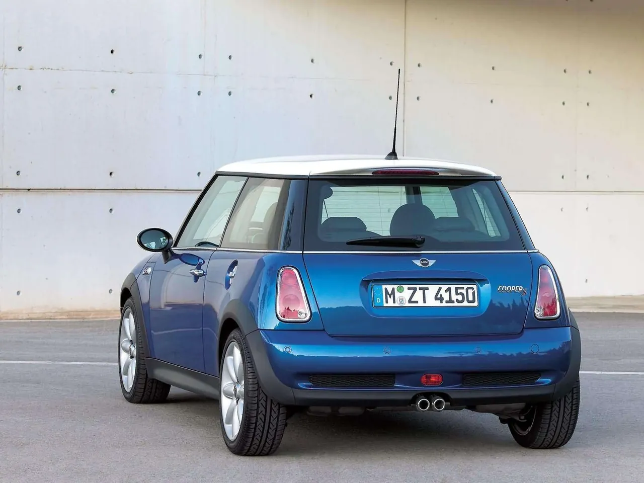 Mini Cooper S (2004) – zadní tříčtvrteční pohled