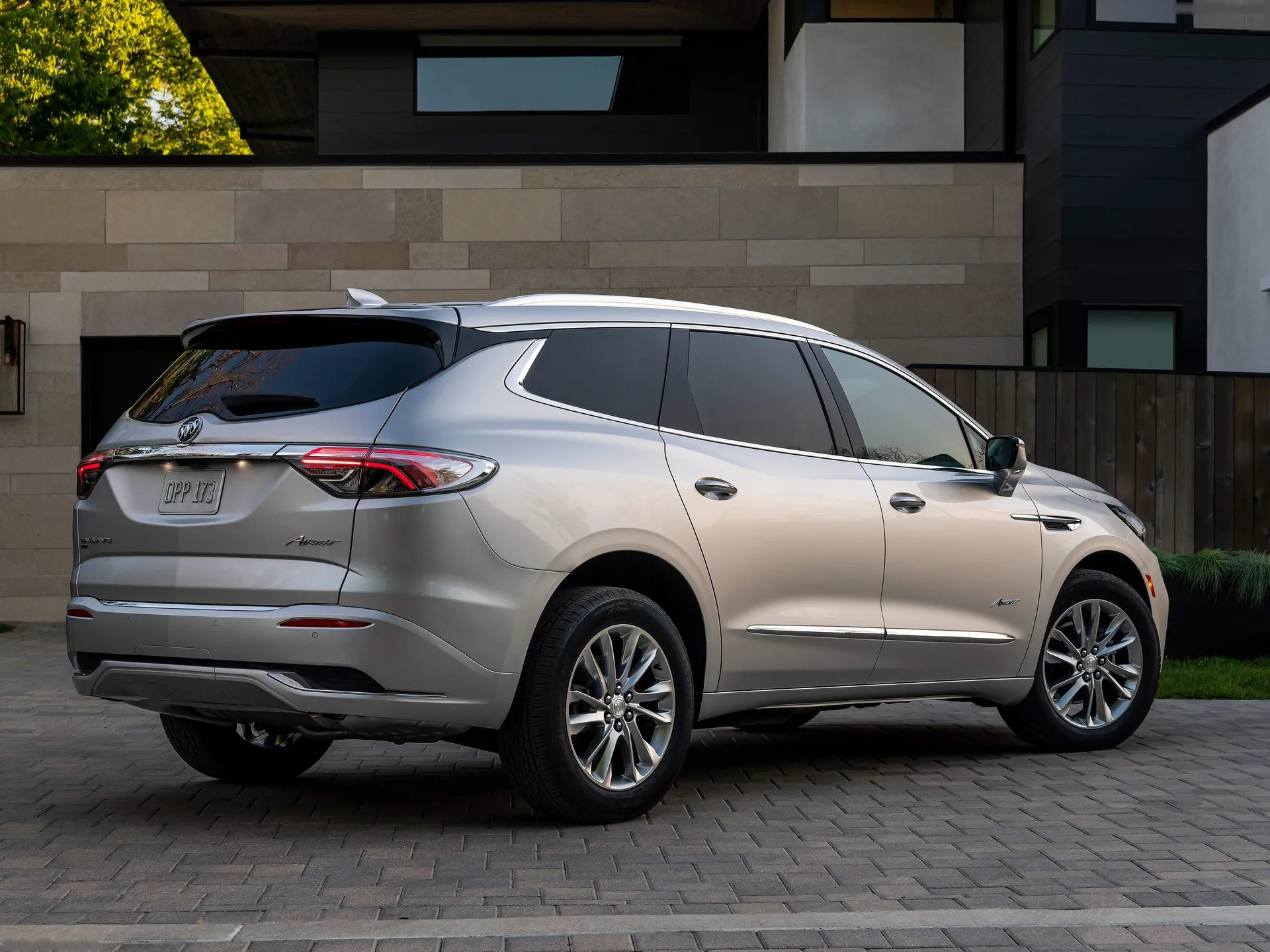 Buick Enclave (2022) – zadní tříčtvrteční pohled