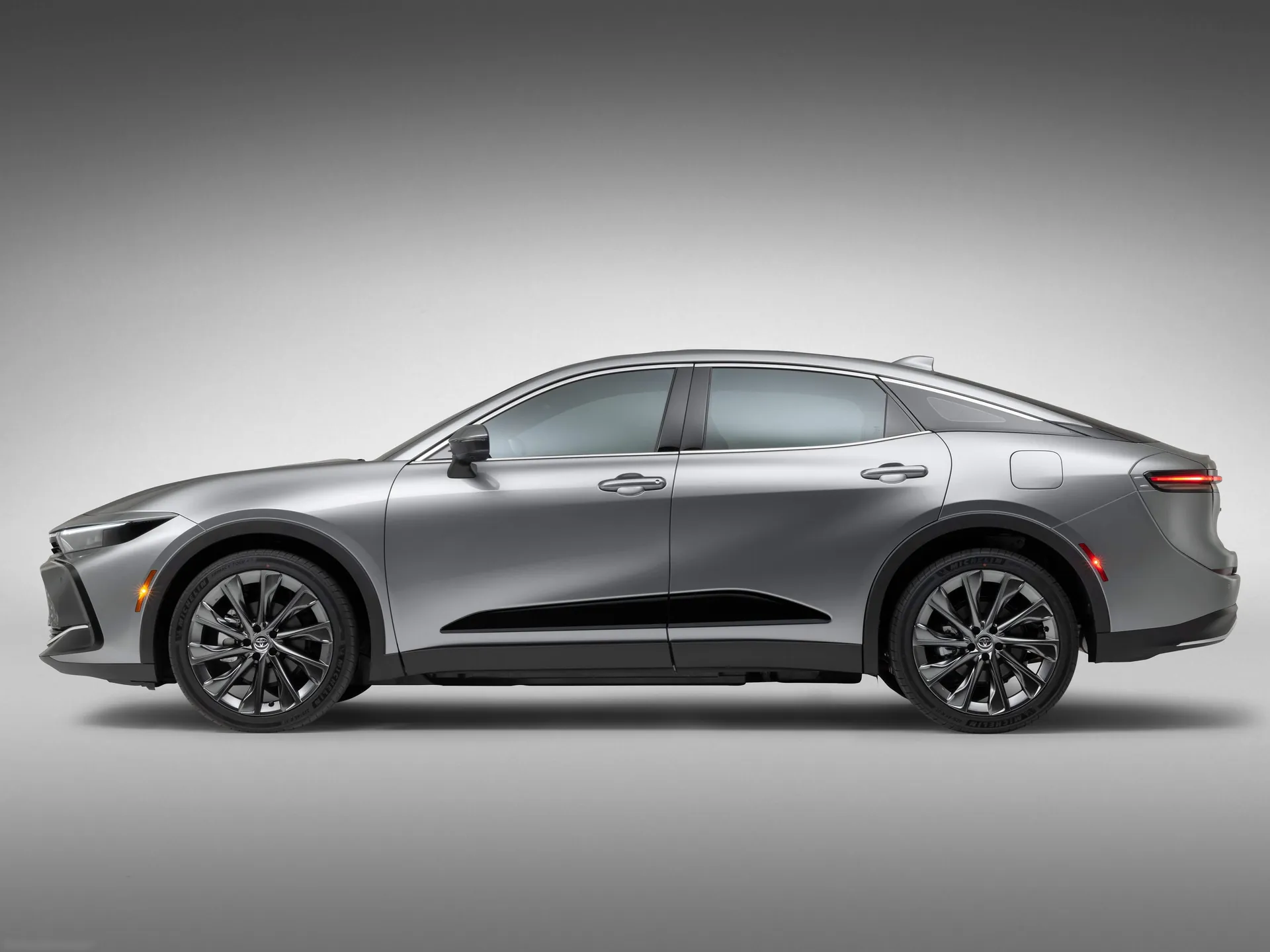 Toyota Crown (2023) – boční profil