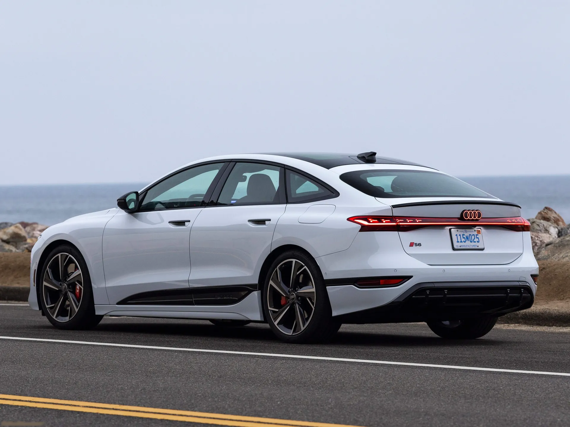 Audi S6 Sportback e-tron [US] (2025) – zadní tříčtvrteční pohled
