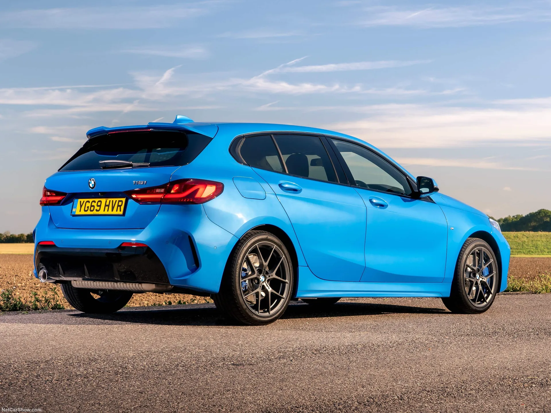 BMW 1-Series [UK] (2020) – zadní tříčtvrteční pohled
