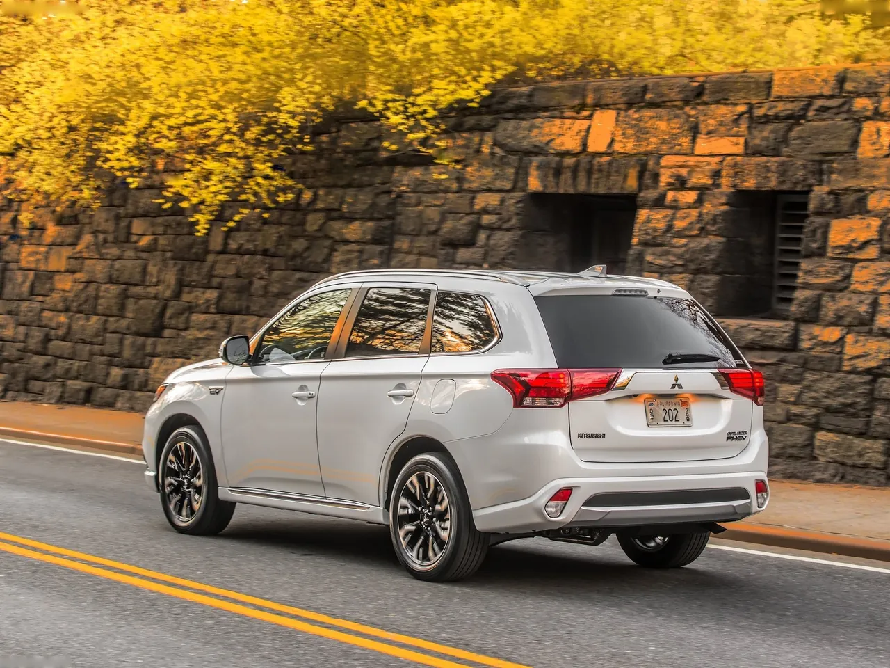 Mitsubishi Outlander PHEV (2017) – zadní tříčtvrteční pohled