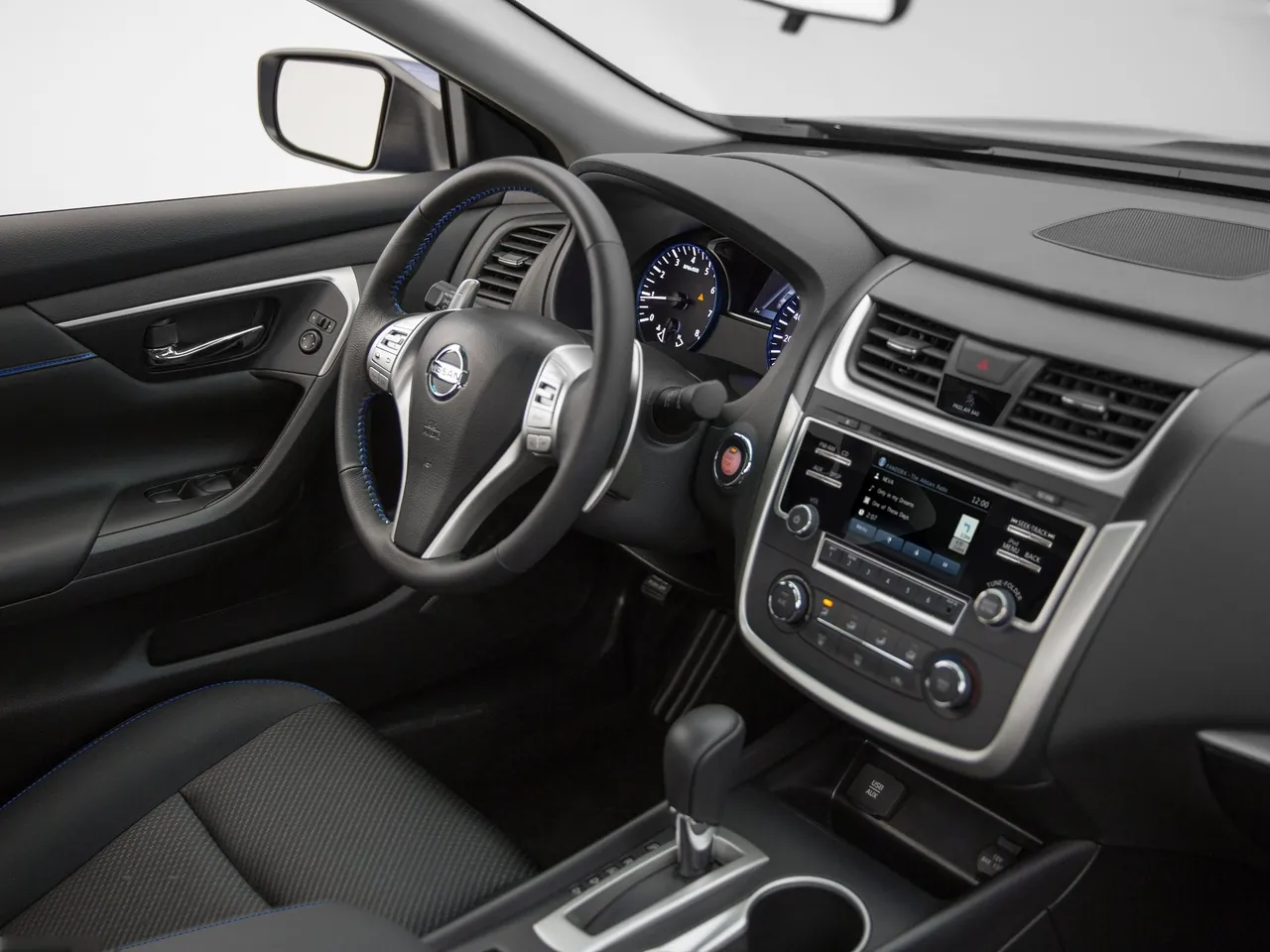 Nissan Altima SR (2016) – interiér
