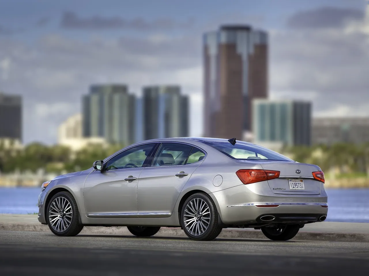 Kia Cadenza (2014) – zadní tříčtvrteční pohled