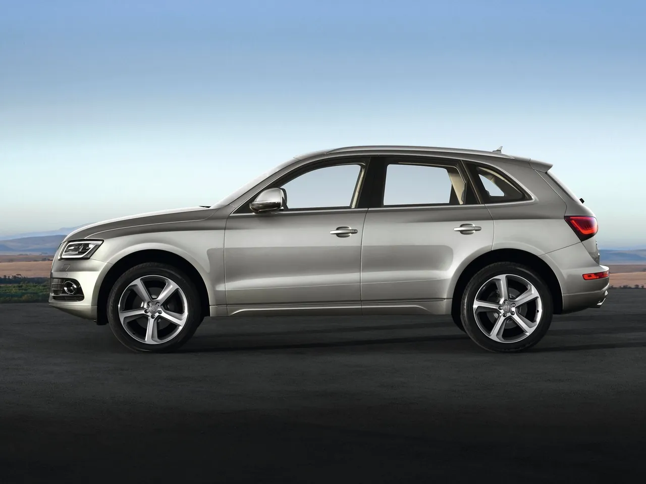 Audi Q5 (2013) – boční profil