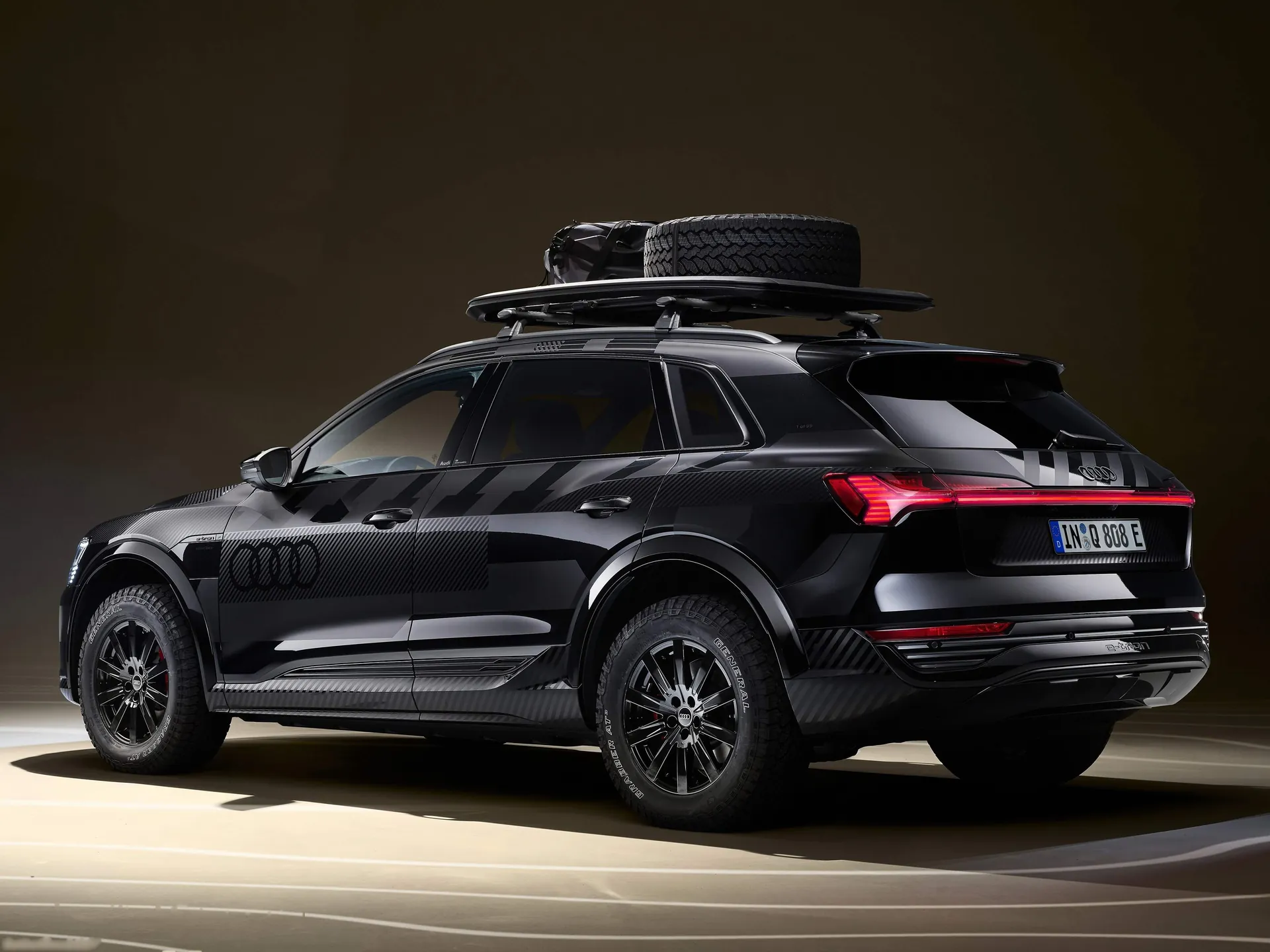 Audi Q8 e-tron Dakar Edition (2024) – zadní tříčtvrteční pohled