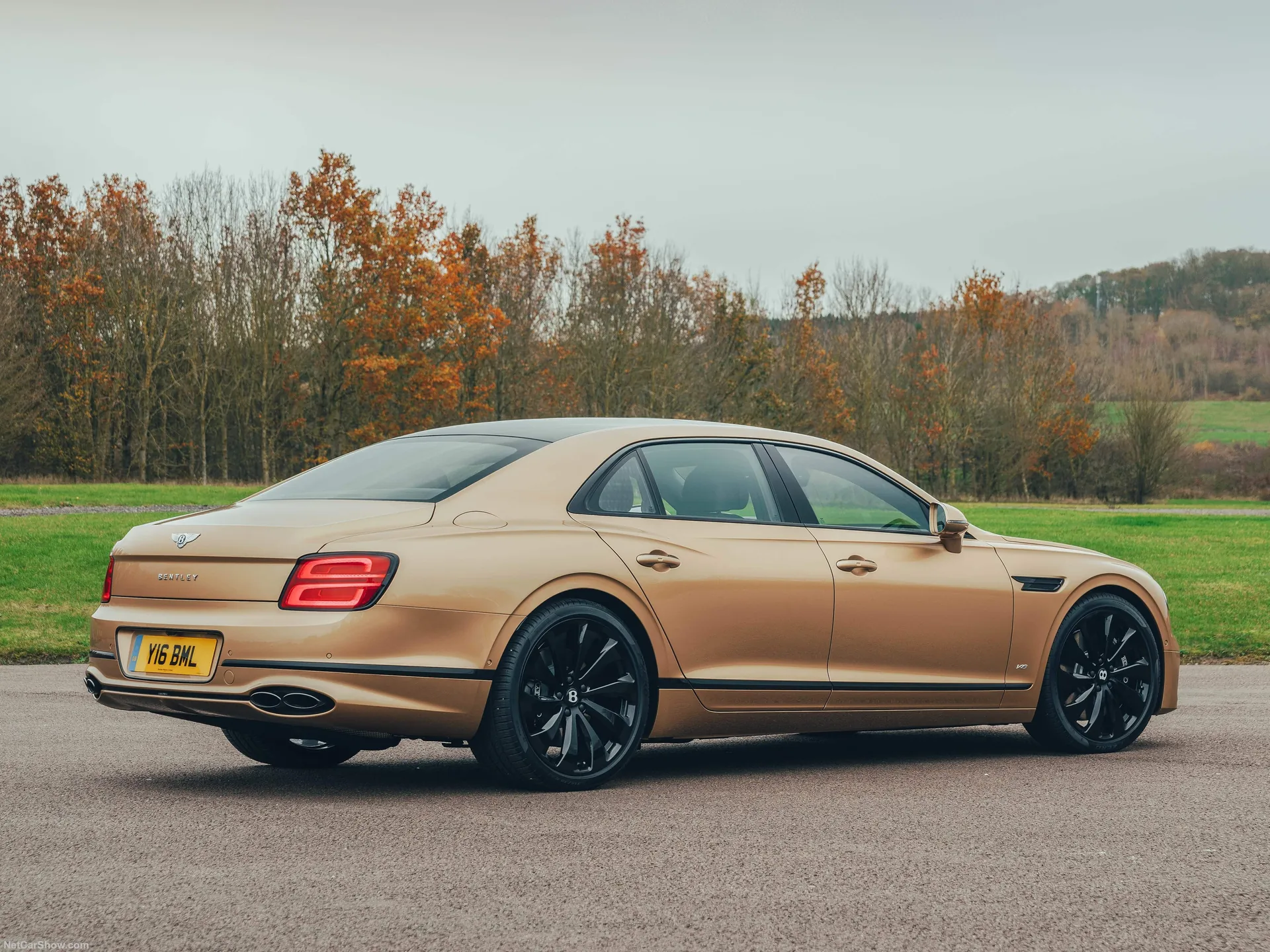 Bentley Flying Spur V8 (2021) – zadní tříčtvrteční pohled