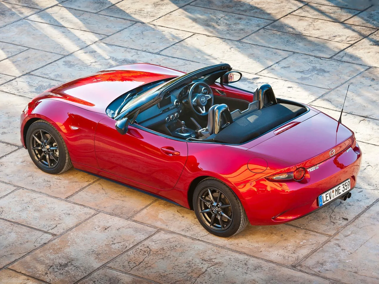 Mazda MX-5 (2016) – zadní tříčtvrteční pohled