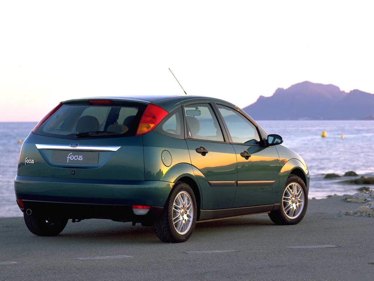Ford Focus 5-door (1998) – zadní tříčtvrteční pohled