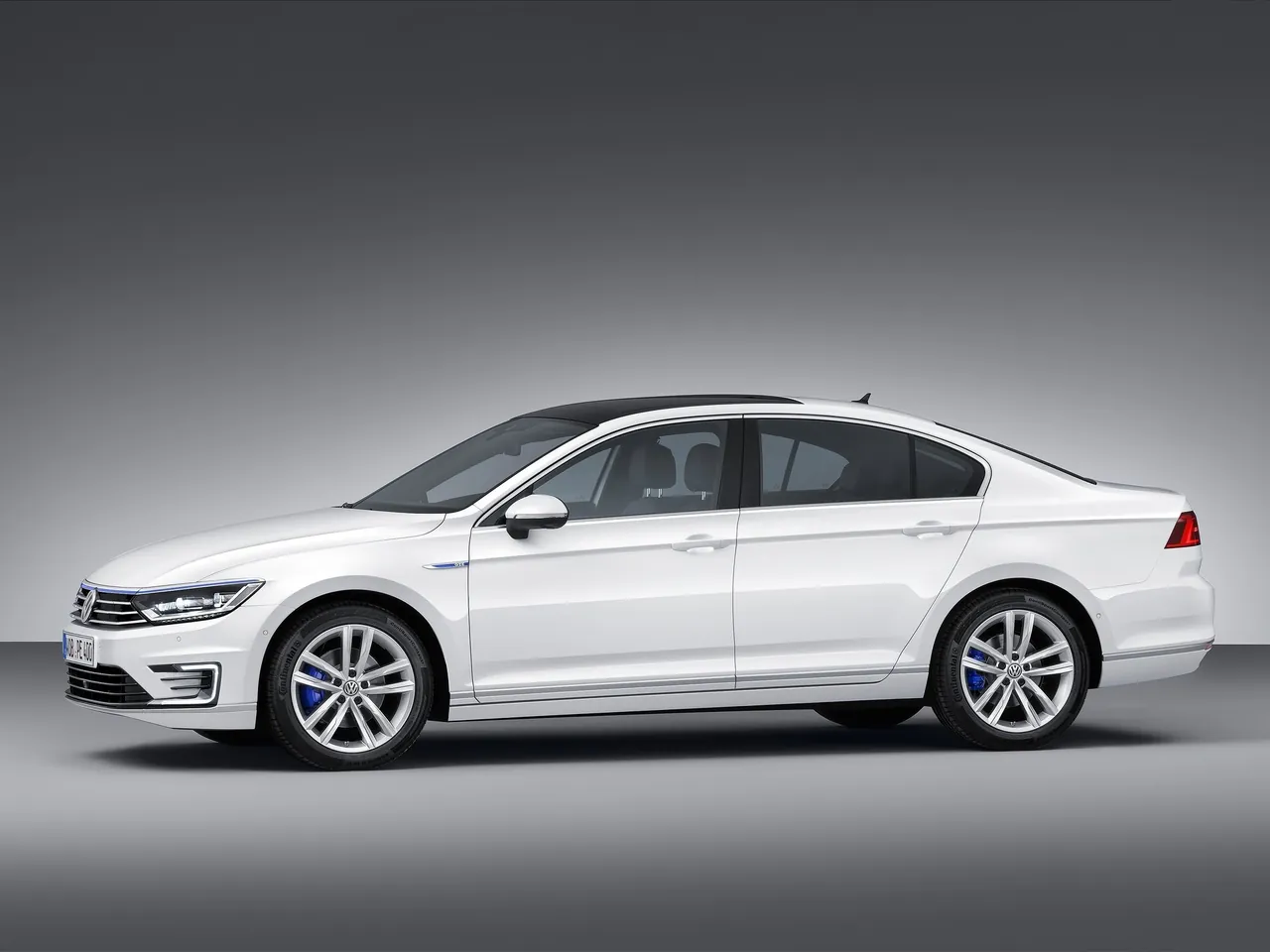 Volkswagen Passat GTE (2015) - Side Profile