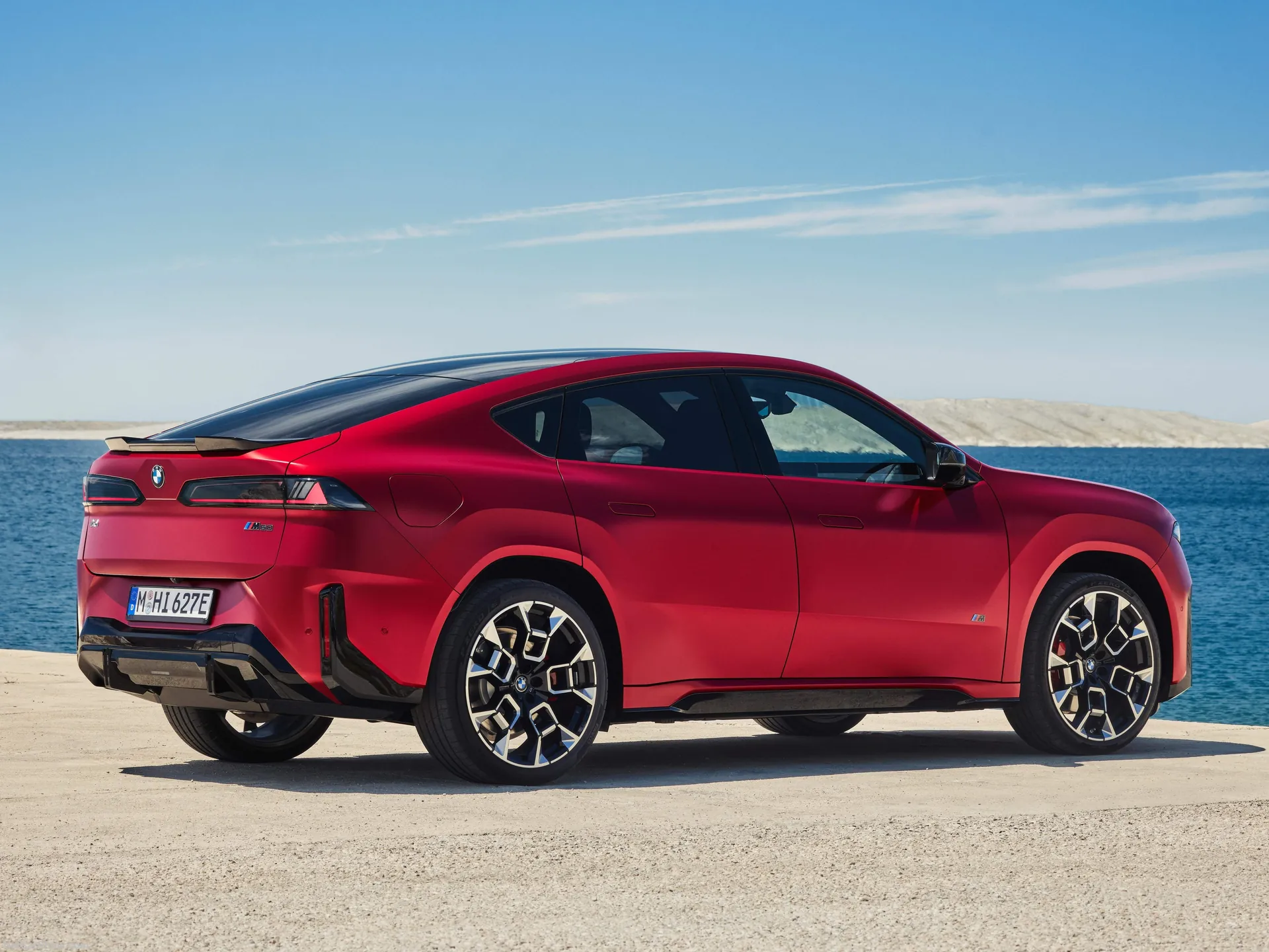 BMW iX4 M60 xDrive (2027) – zadní tříčtvrteční pohled
