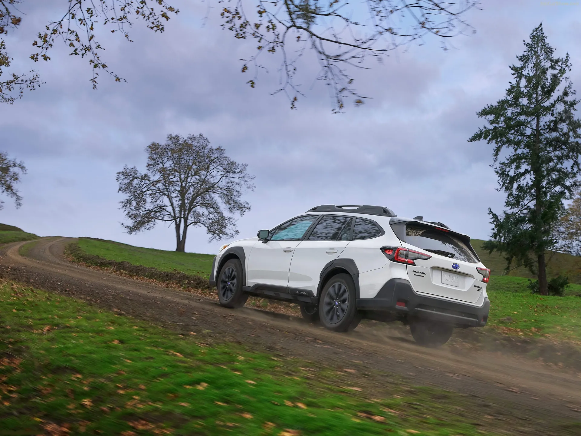 Subaru Outback (2023) – zadní tříčtvrteční pohled