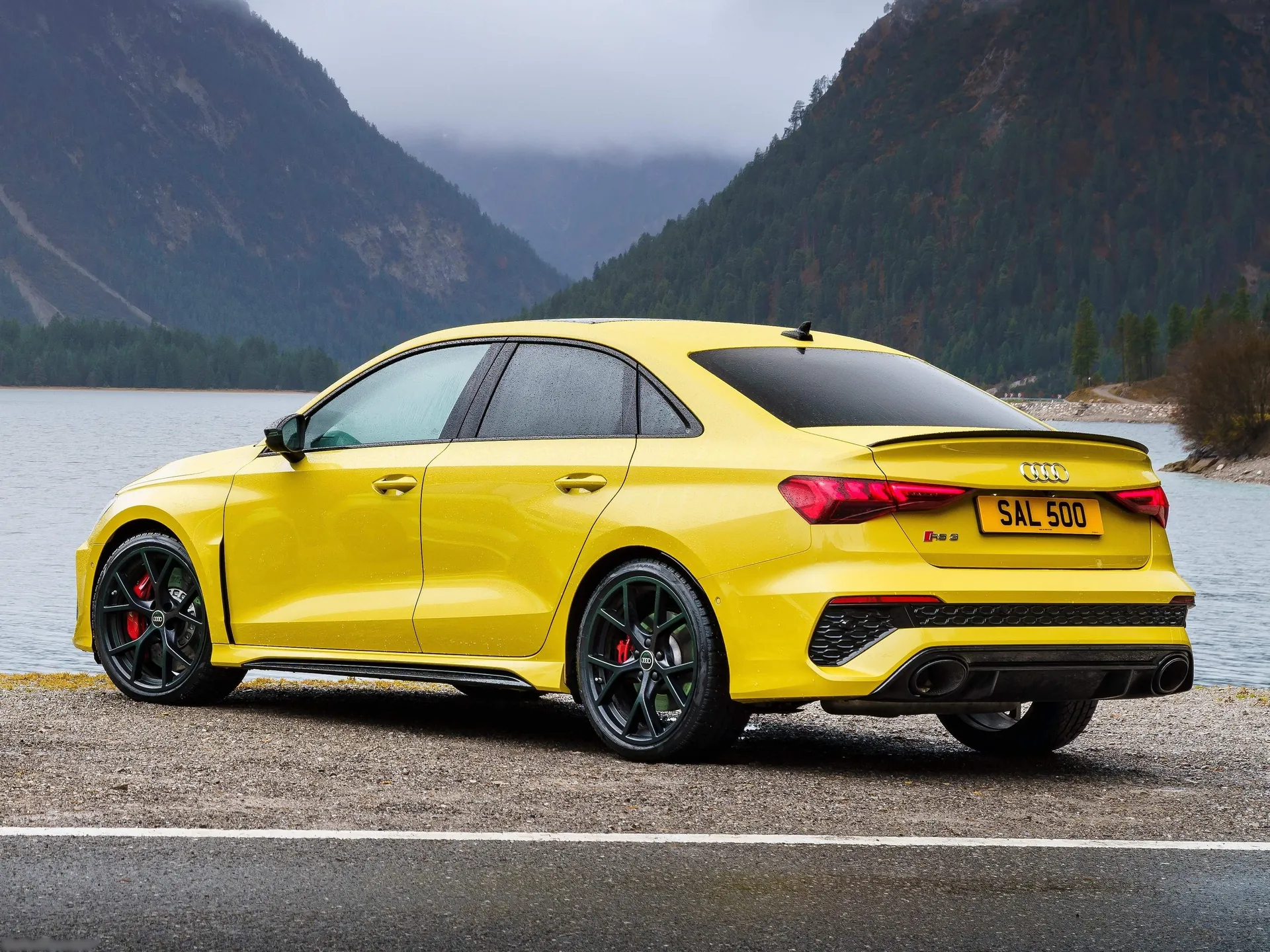 Audi RS3 Saloon [UK] (2022) – zadní tříčtvrteční pohled