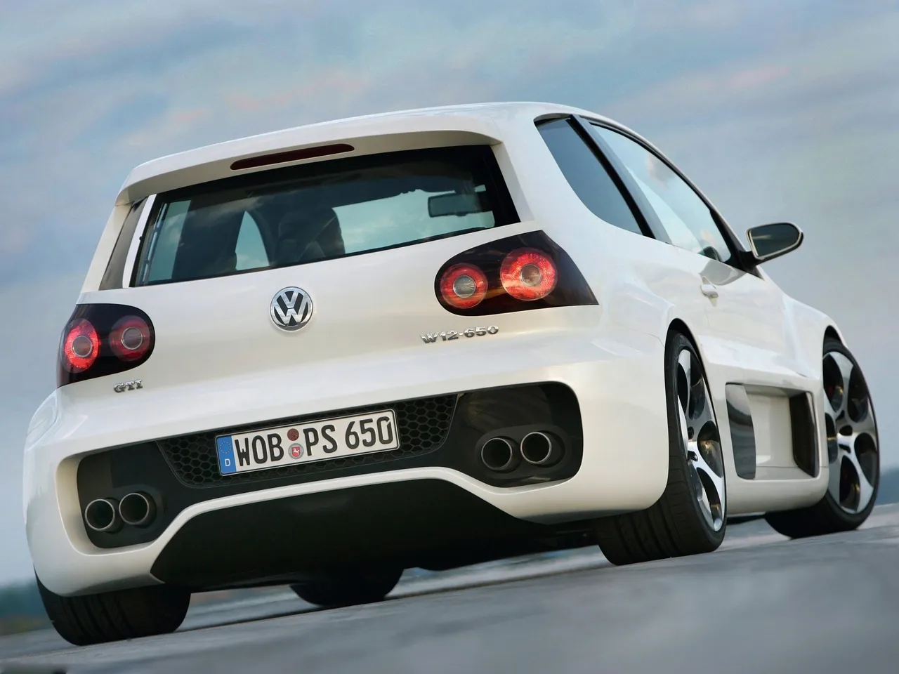 Volkswagen Golf GTI W12 650 Concept (2007) – zadní tříčtvrteční pohled