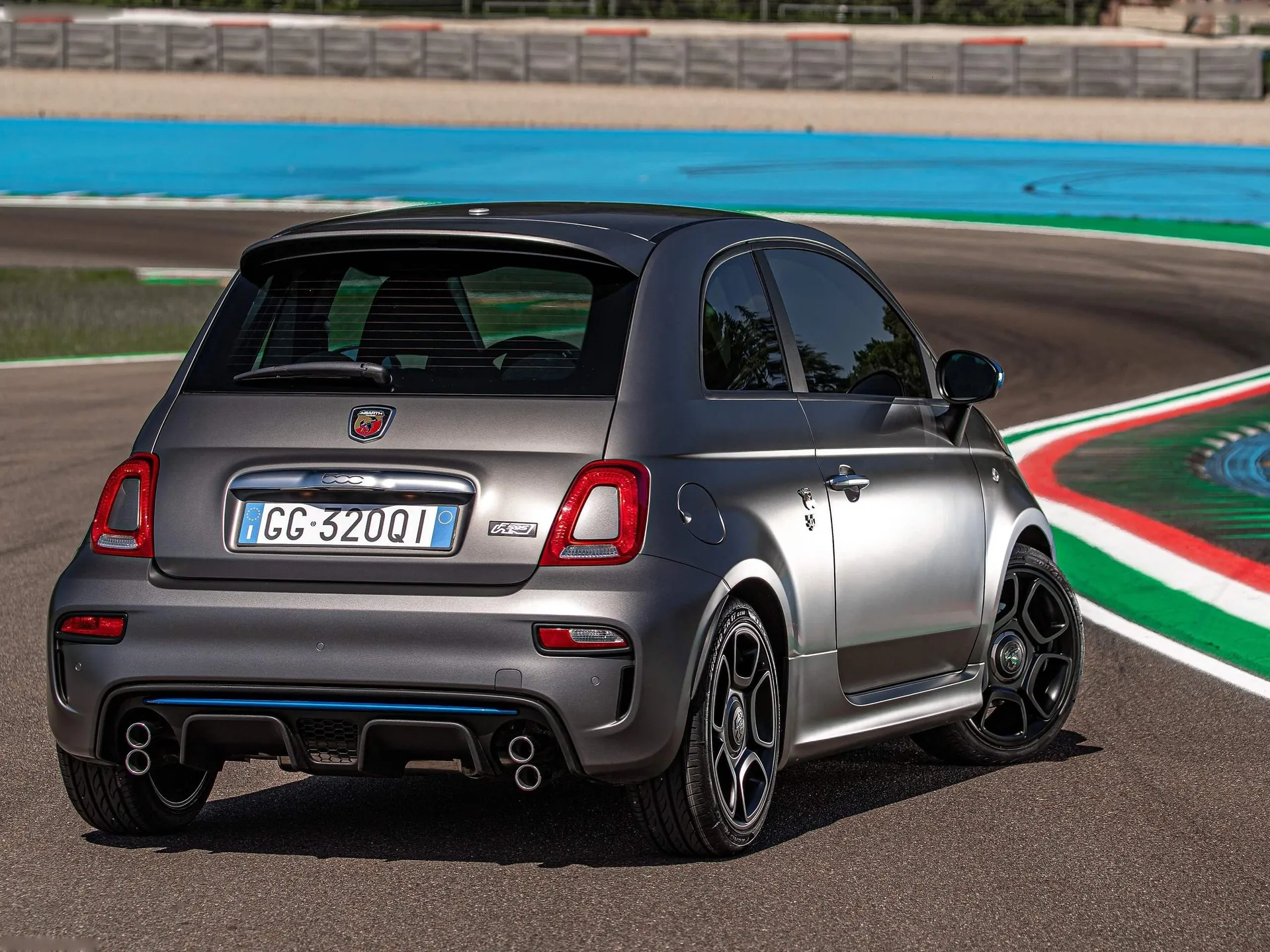 Fiat F595 Abarth (2022) – zadní tříčtvrteční pohled