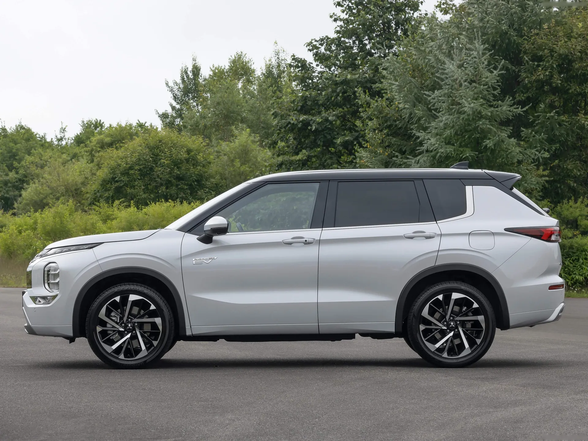 Mitsubishi Outlander PHEV (2022) - Side Profile