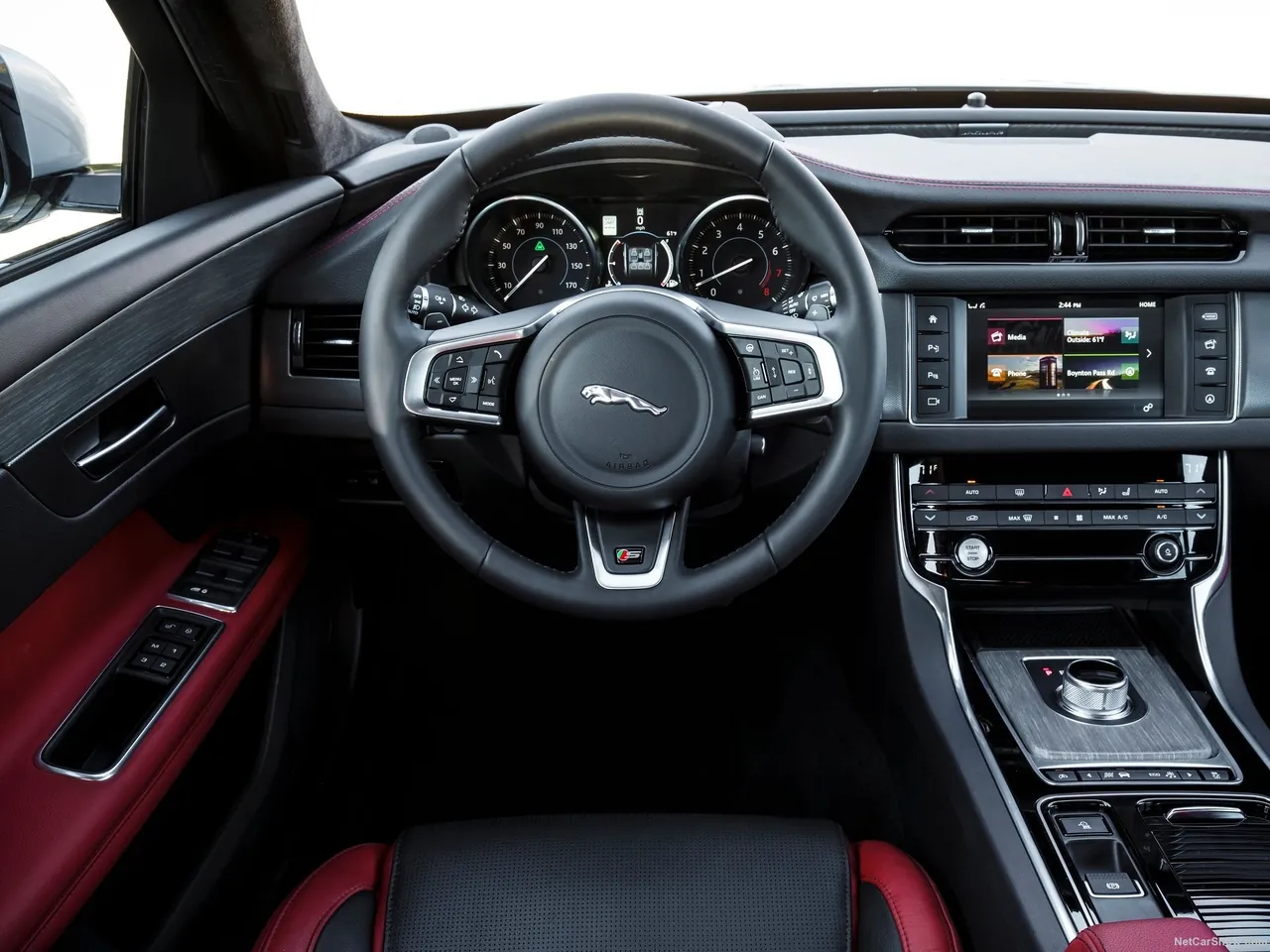 Jaguar XF [US] (2016) – interiér