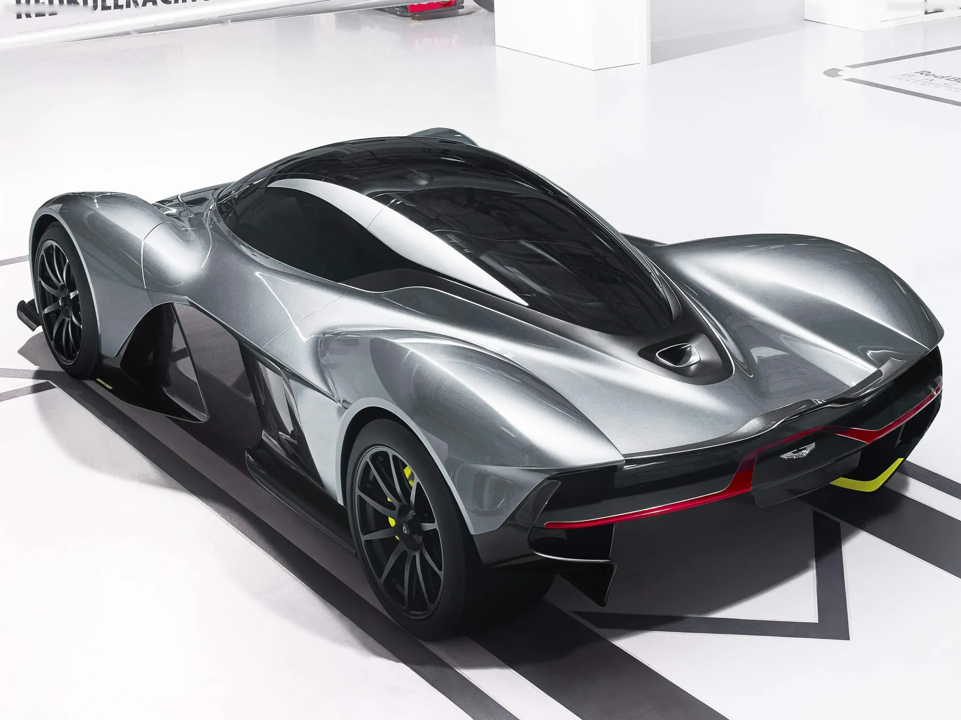 Aston Martin AM-RB 001 Concept (2016) – zadní tříčtvrteční pohled
