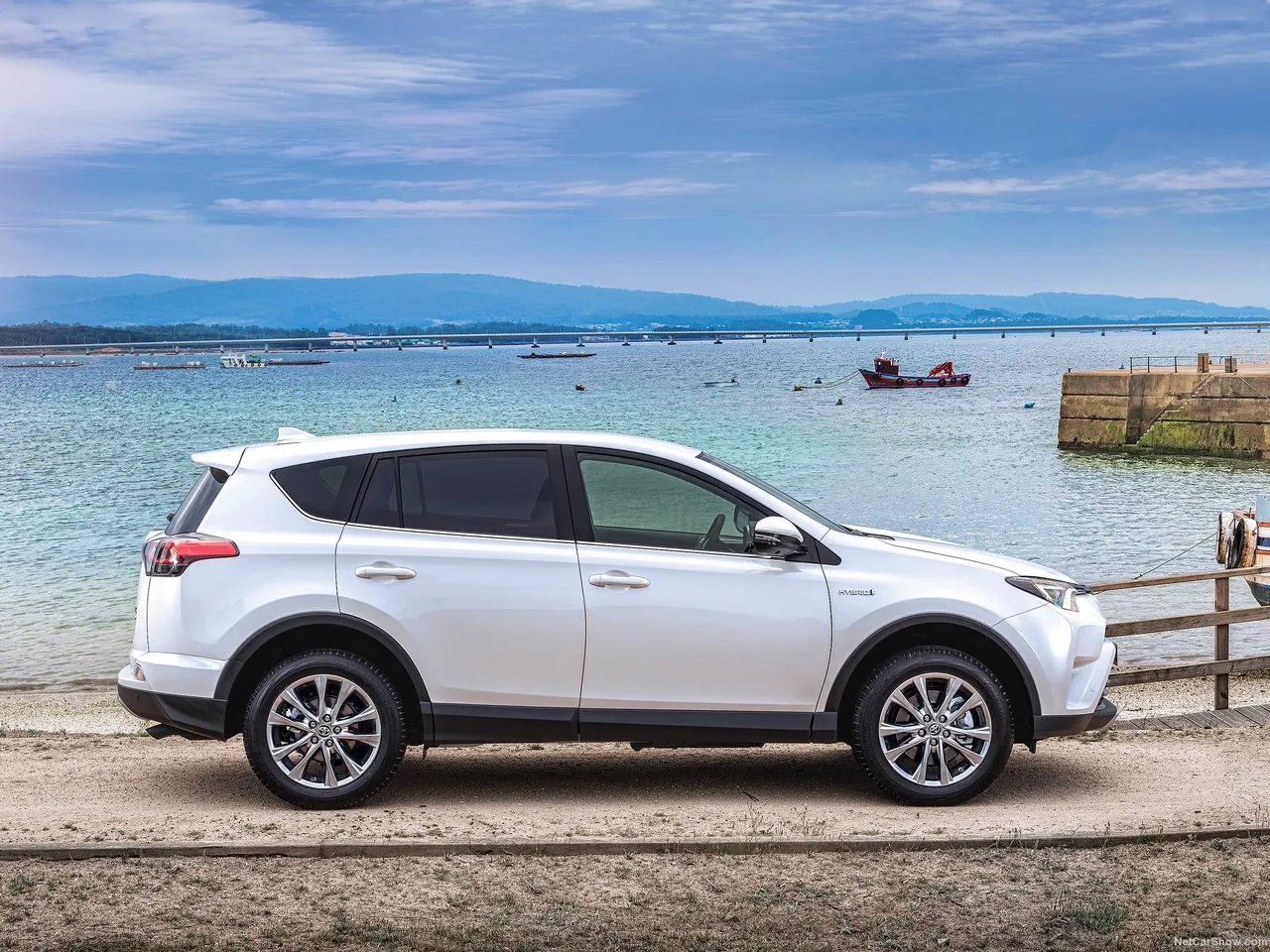 Toyota RAV4 Hybrid [EU] (2016) – boční profil