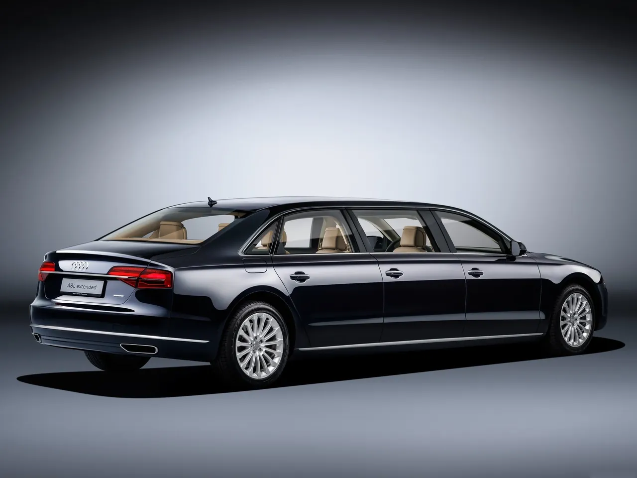 Audi A8 L Extended (2016) – zadní tříčtvrteční pohled