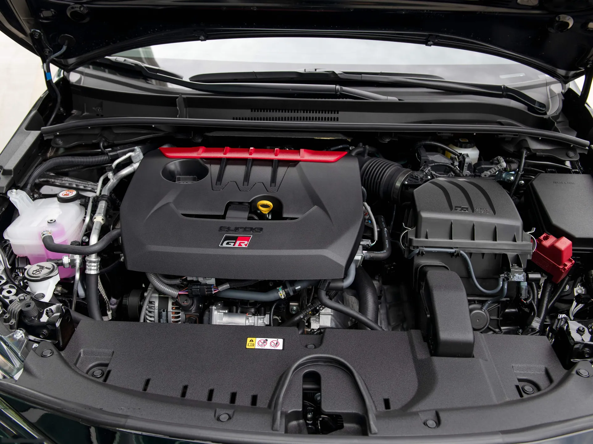 Toyota GR Corolla (2023) – motorový prostor