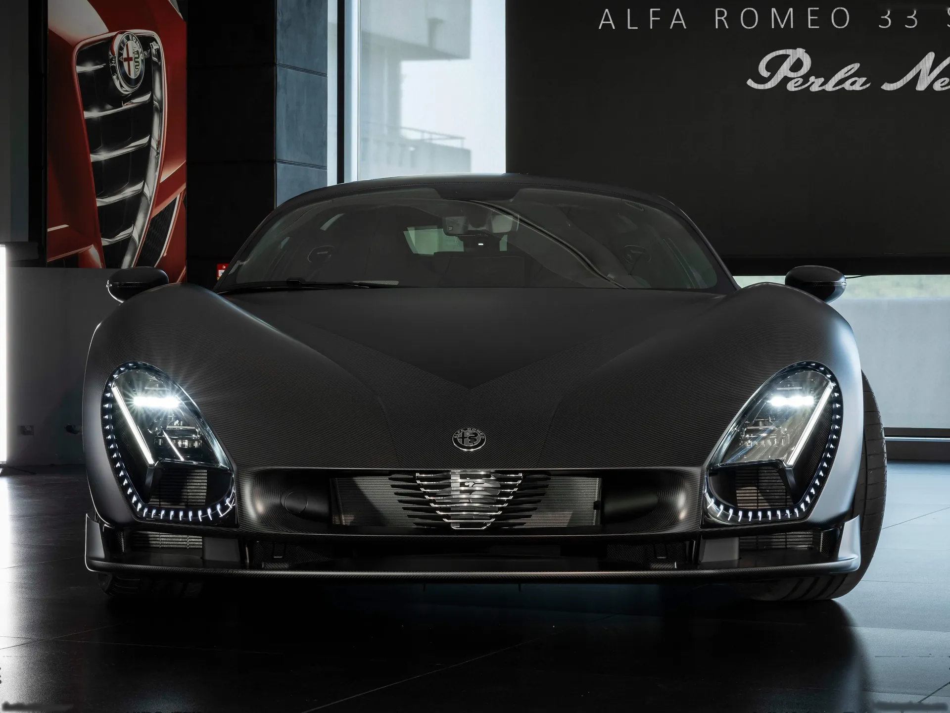 Alfa Romeo 33 Stradale Perla Nera (2026) – zepředu