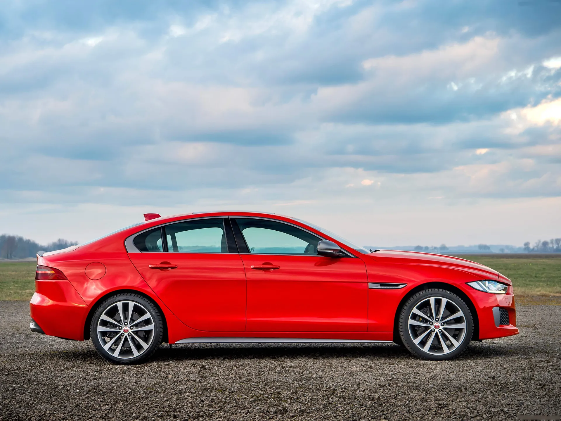 Jaguar XE 300 Sport (2019) – boční profil