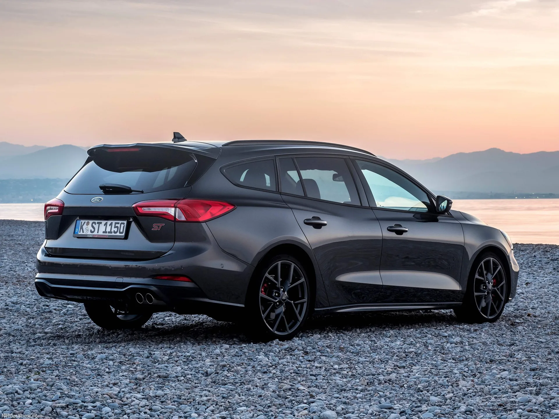 Ford Focus ST Wagon (2020) – zadní tříčtvrteční pohled