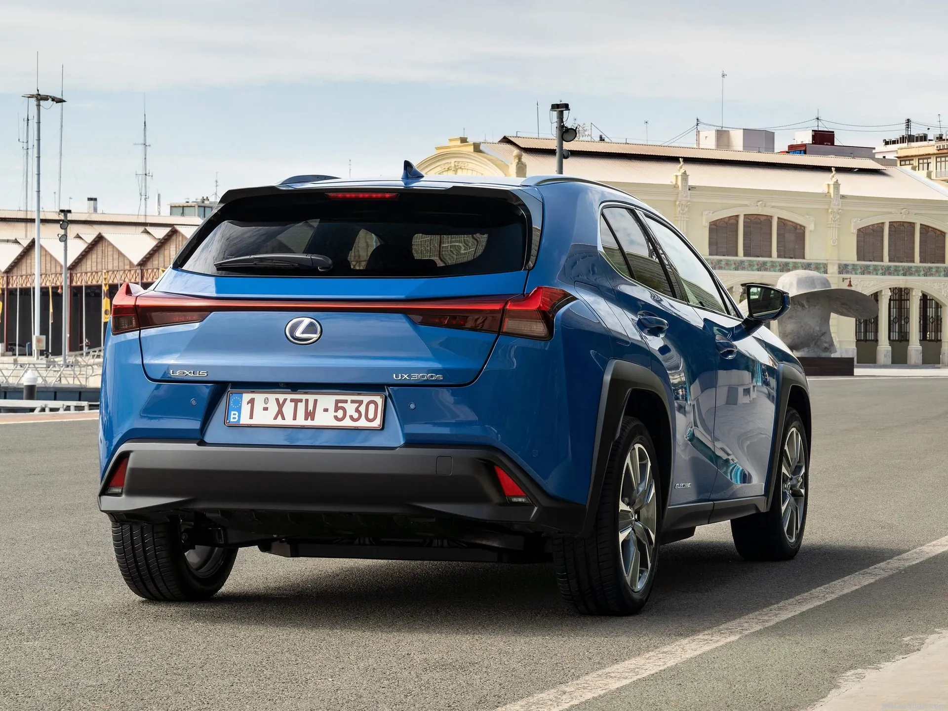 Lexus UX 300e (2021) – zadní tříčtvrteční pohled