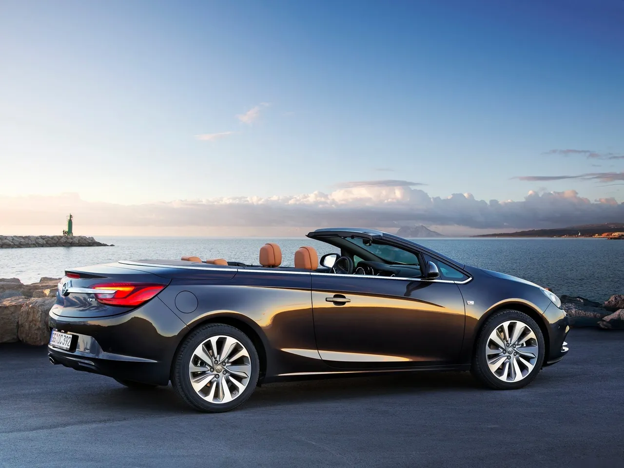 Opel Cascada (2013) - Rear Angle