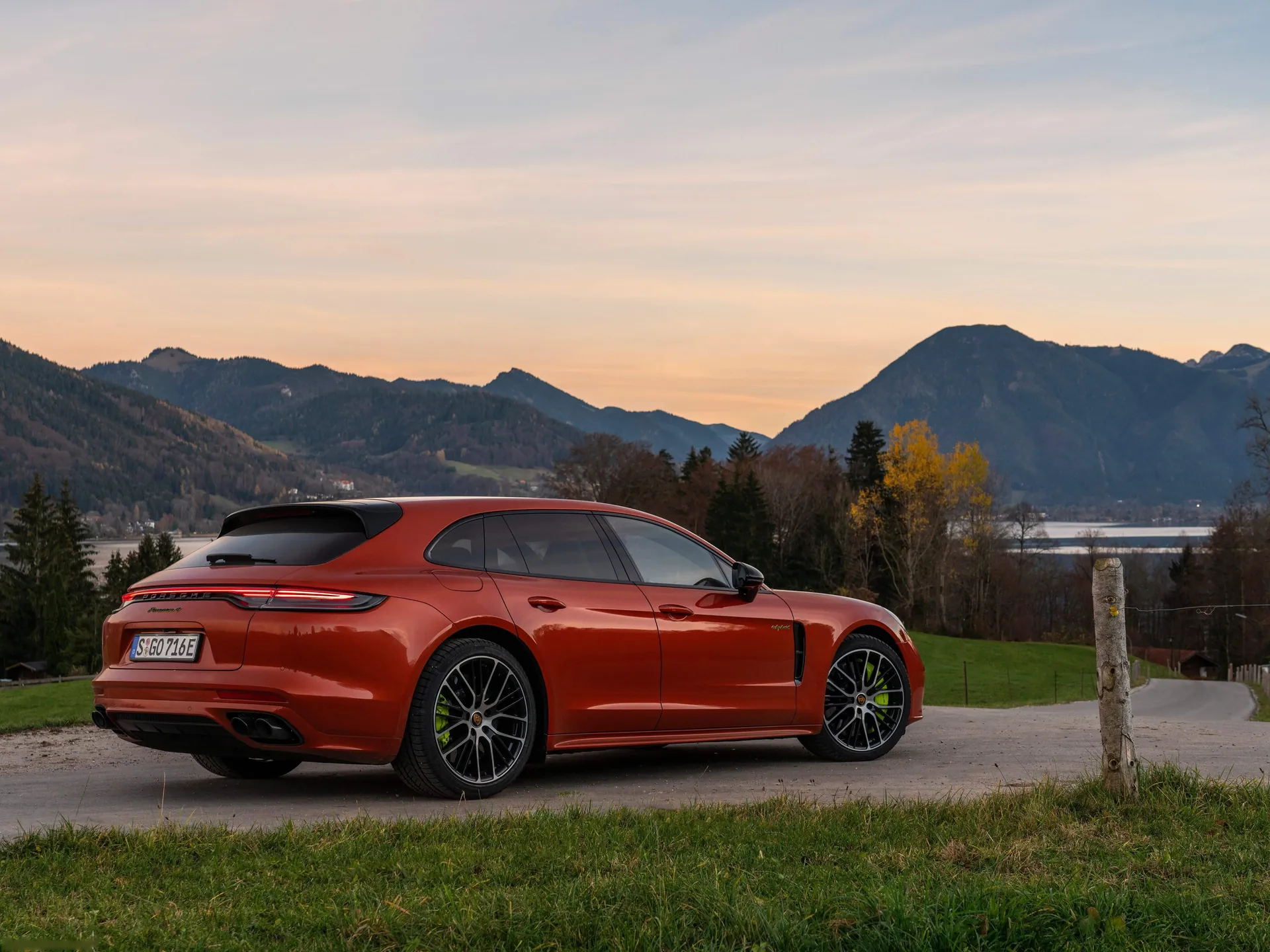 Porsche Panamera 4 E-Hybrid Sport Turismo (2021) - Rear Three-Quarter