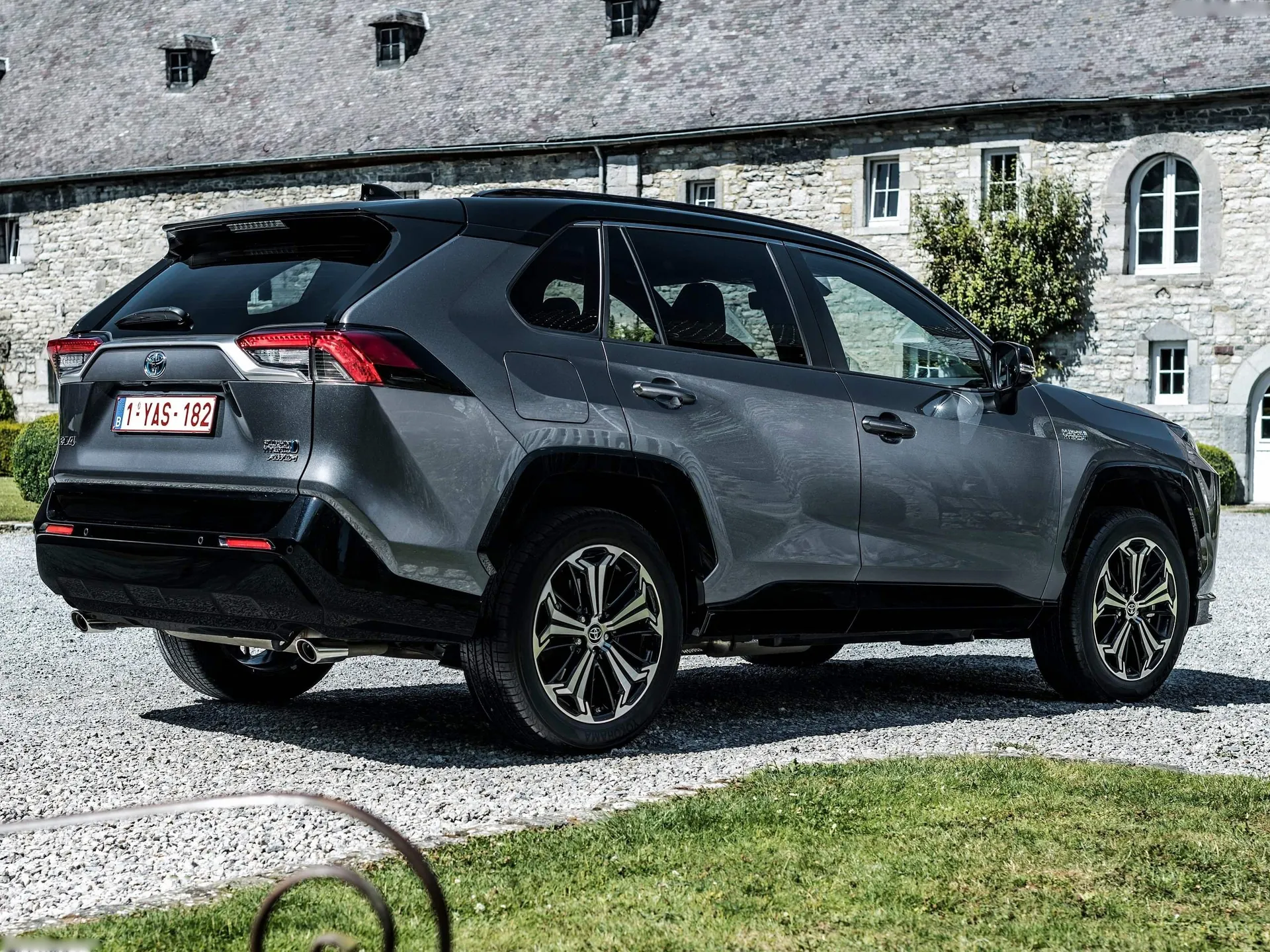 Toyota RAV4 Plug-in Hybrid (2021) – zadní tříčtvrteční pohled