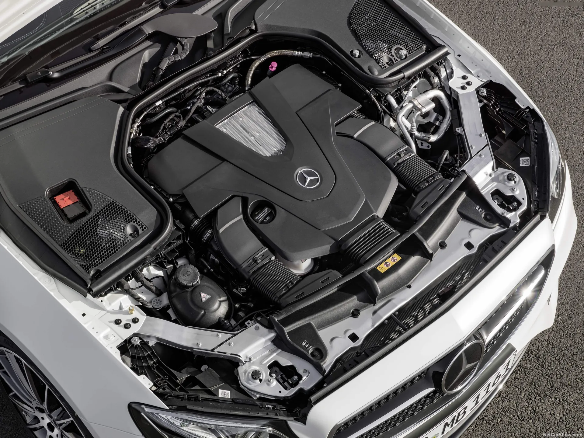 Mercedes-Benz E-Class Coupe (2017) – motorový prostor