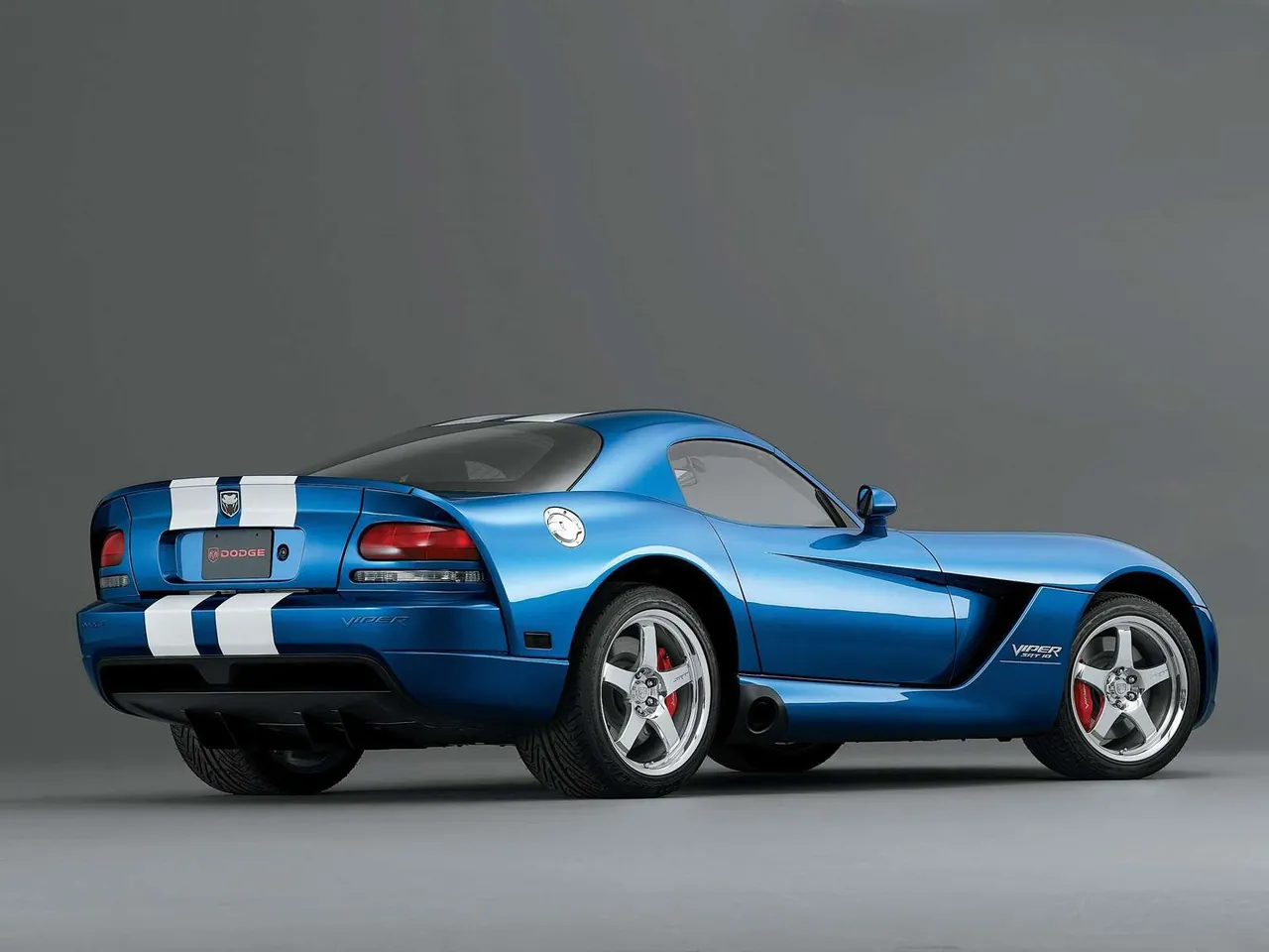 Dodge Viper SRT10 Coupe (2005) – zadní tříčtvrteční pohled