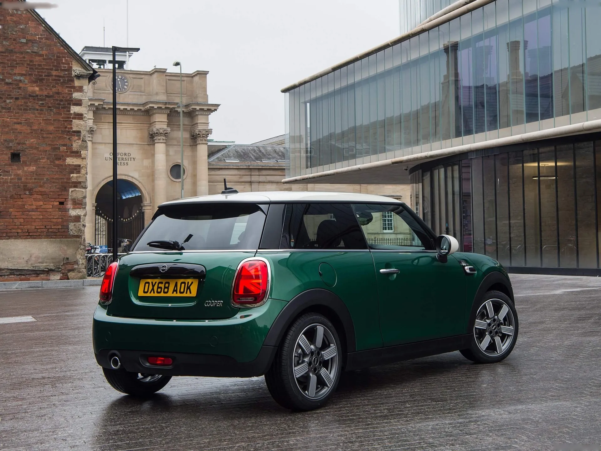 Mini Cooper 60 Years Edition (2019) – zadní tříčtvrteční pohled