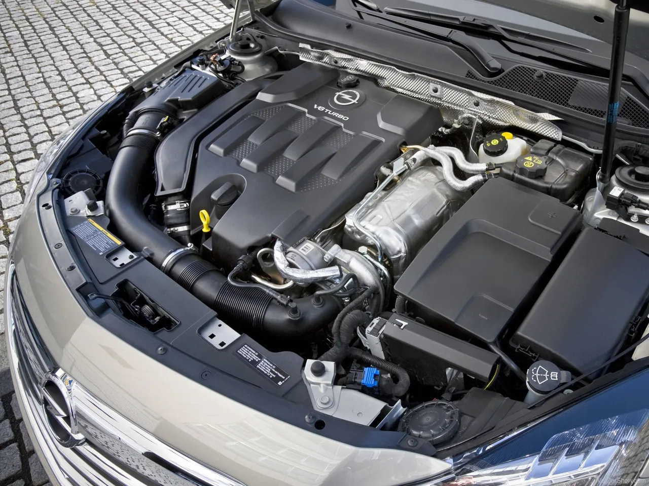 Opel Insignia Sports Tourer (2010) – motorový prostor