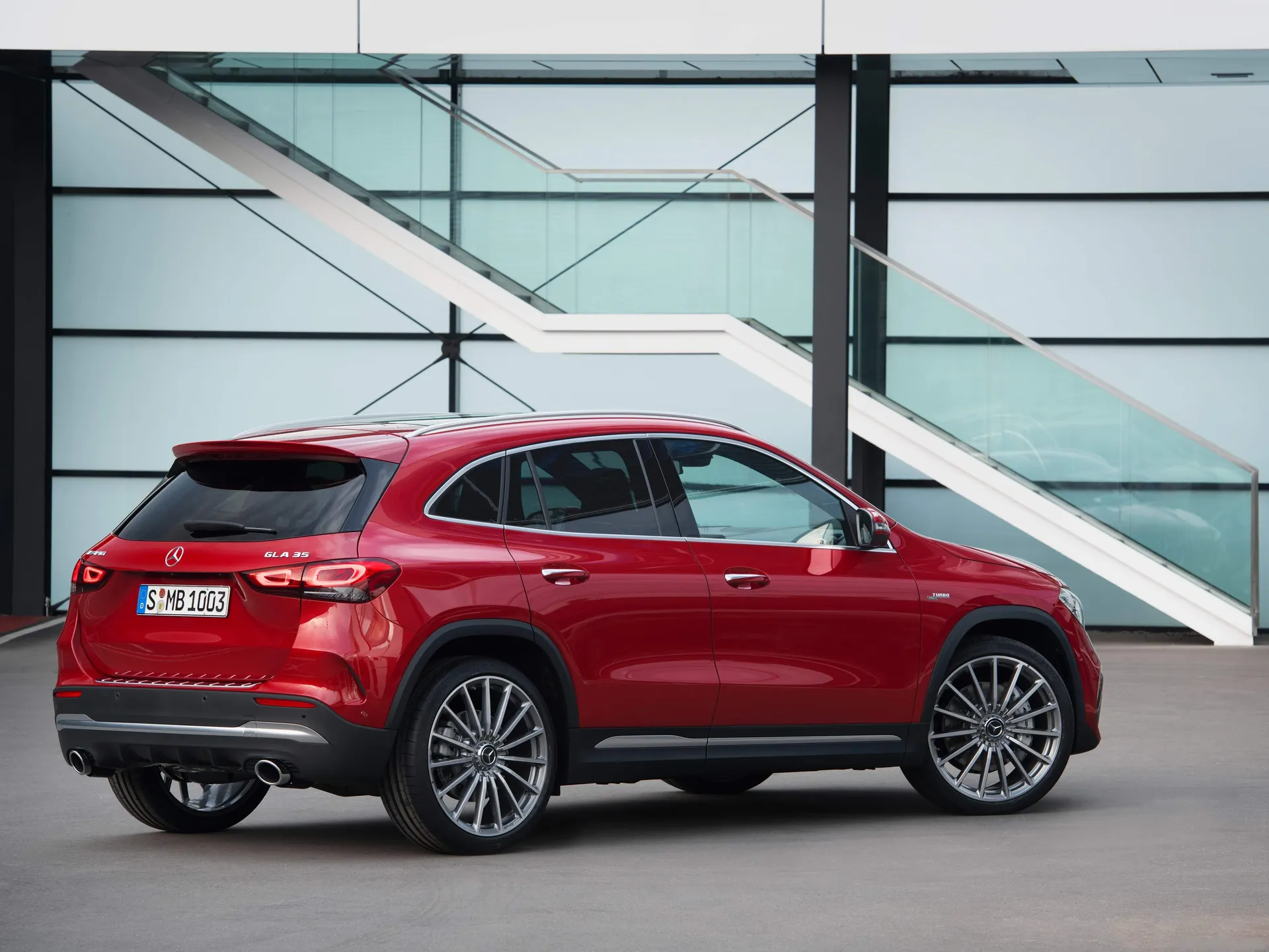 Mercedes-Benz GLA35 AMG (2021) – zadní tříčtvrteční pohled