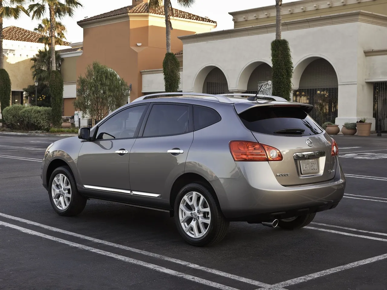 Nissan Rogue (2011) – zadní tříčtvrteční pohled