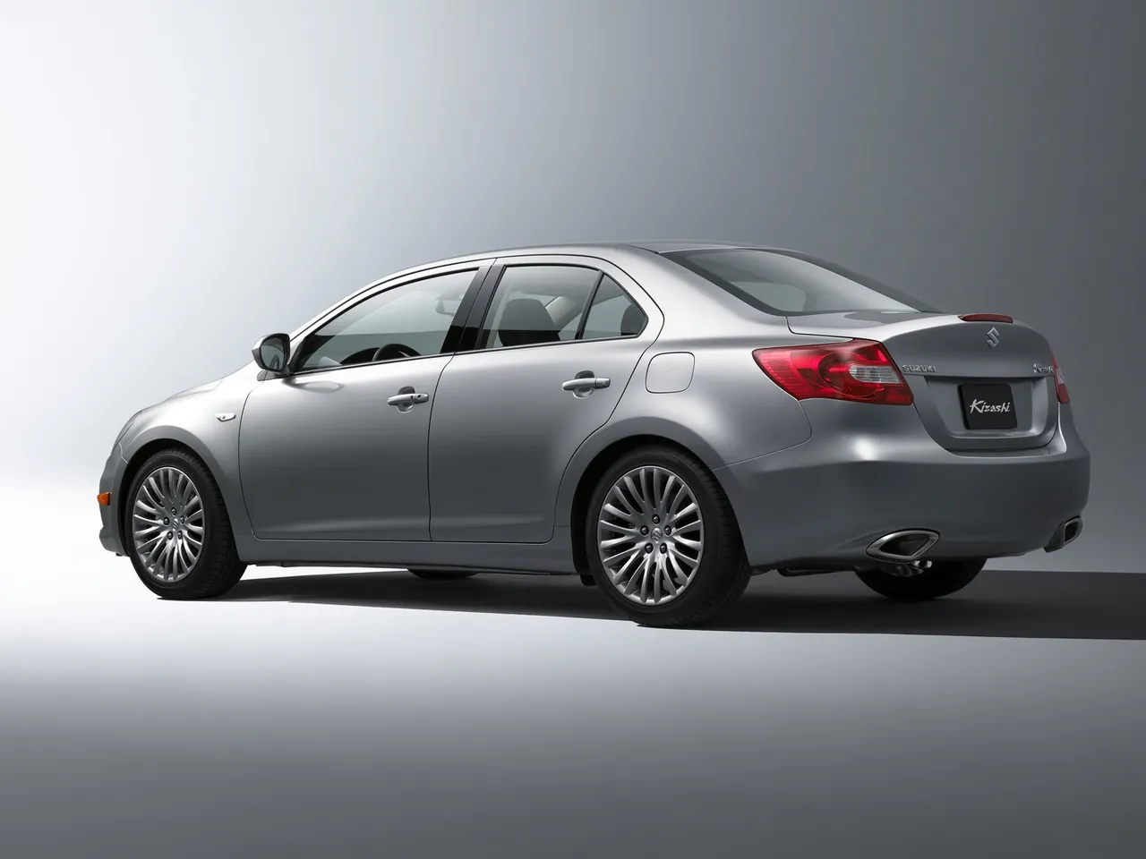 Suzuki Kizashi (2010) – zadní tříčtvrteční pohled