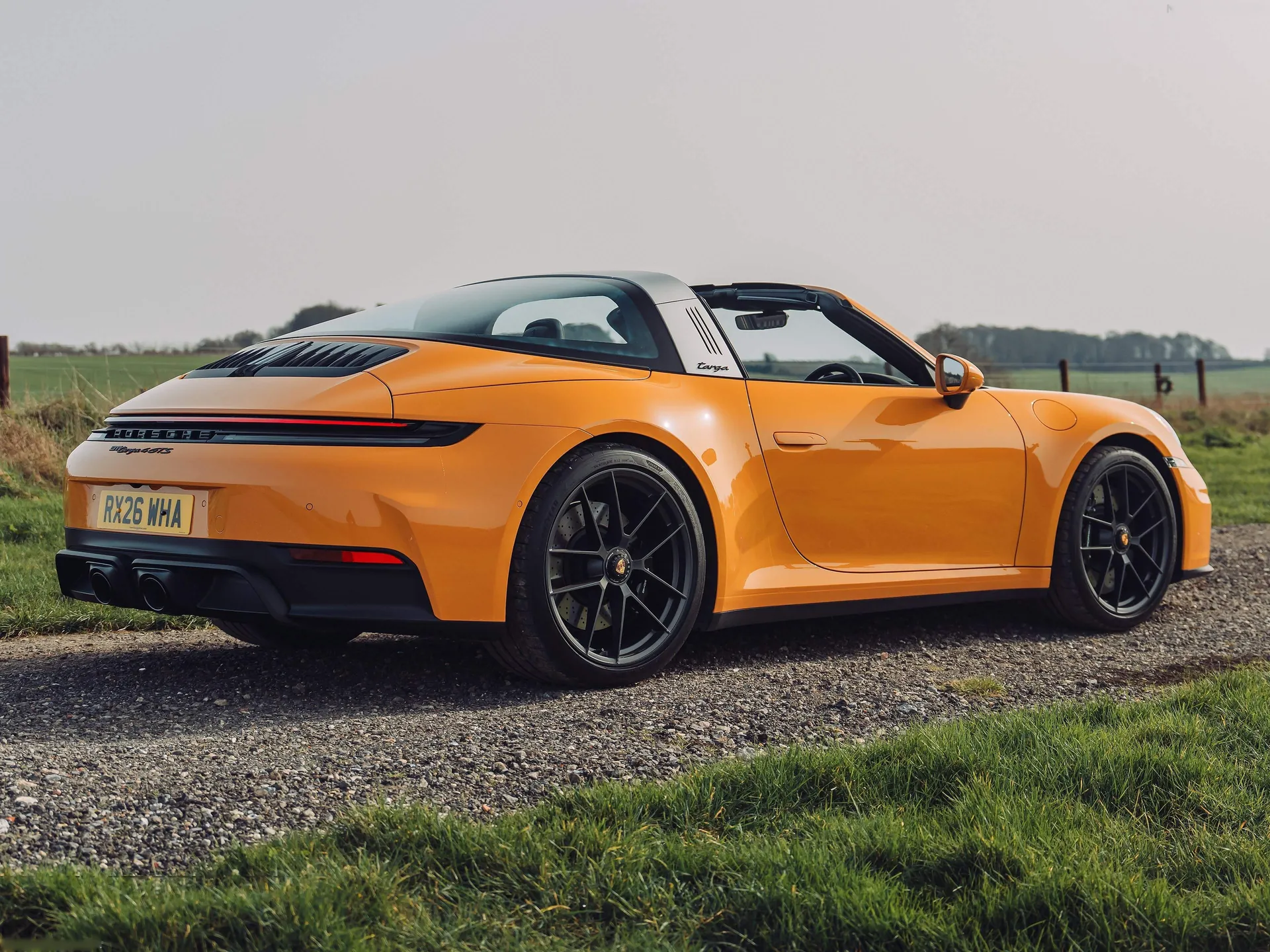 Porsche 911 Targa 4 GTS [UK] (2025) – zadní tříčtvrteční pohled