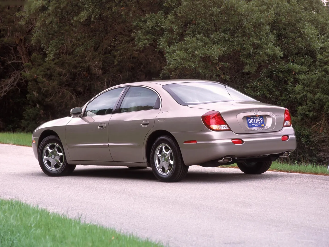 Oldsmobile Aurora (2002) – zadní tříčtvrteční pohled