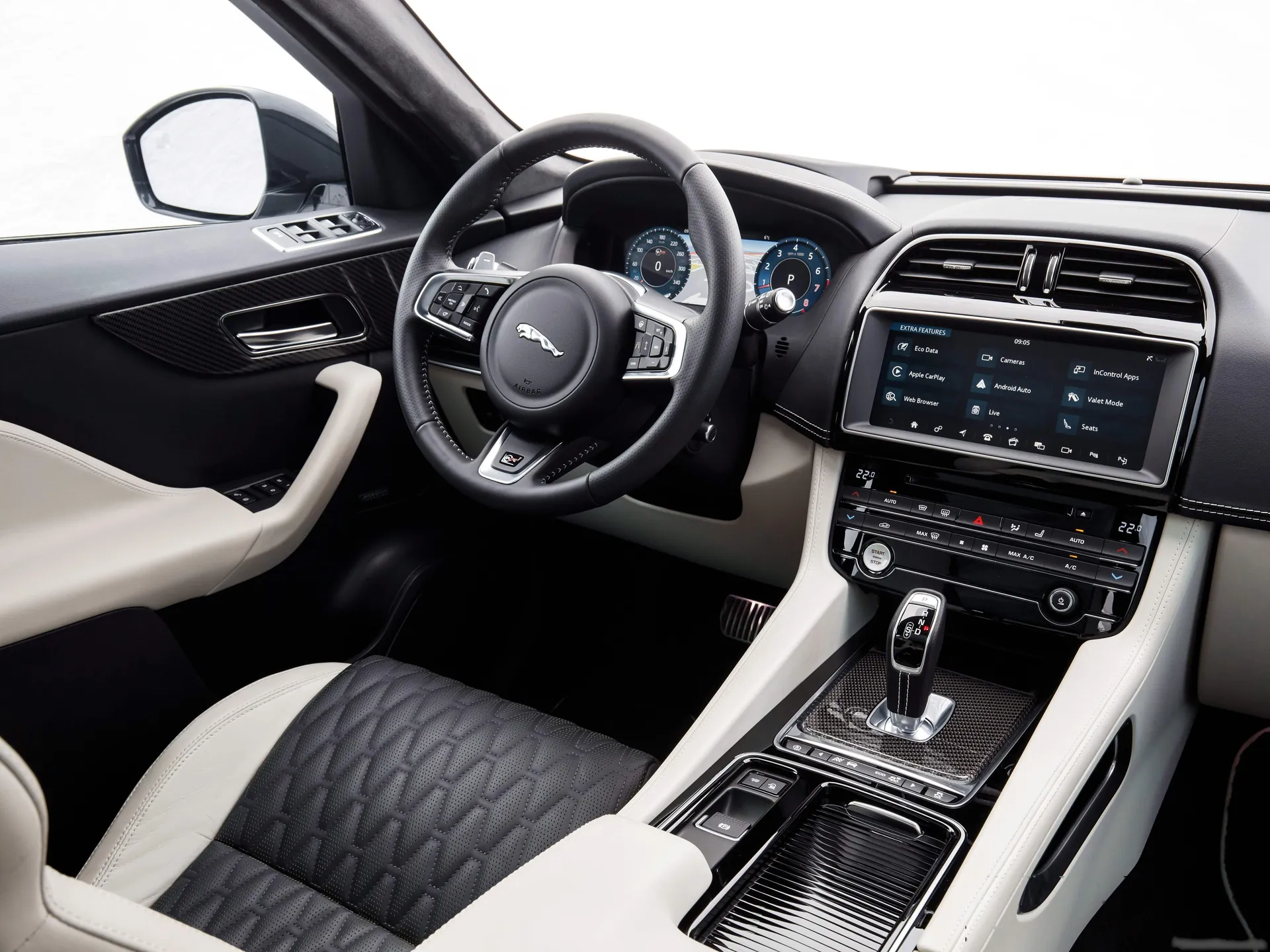 Jaguar F-Pace SVR (2019) – interiér