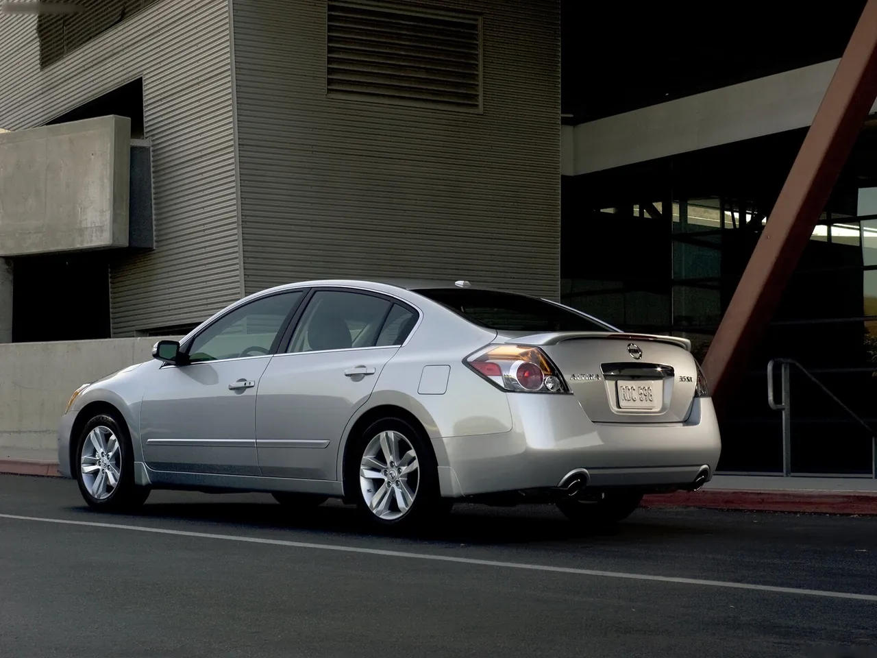 Nissan Altima Sedan (2010) – zadní tříčtvrteční pohled