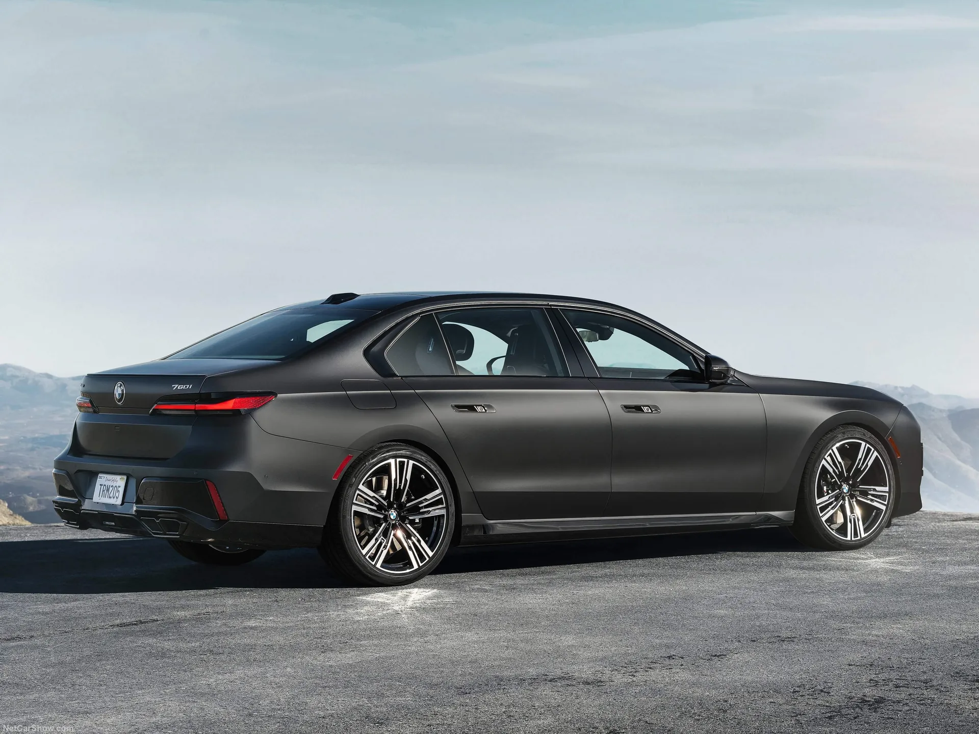 BMW 7-Series (2023) – zadní tříčtvrteční pohled
