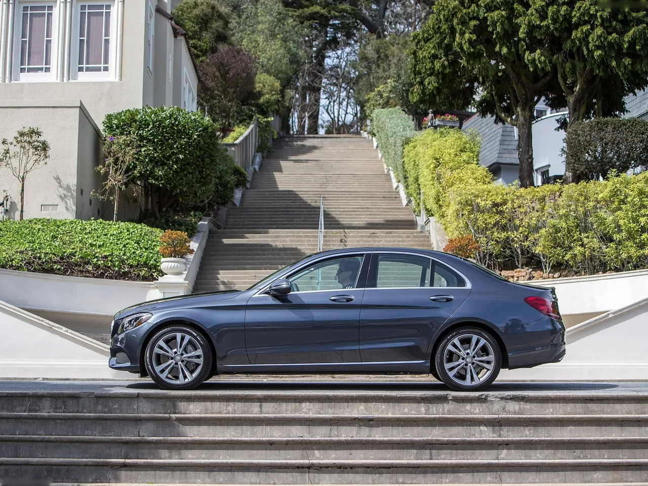 Mercedes-Benz C350e (2017) – boční profil