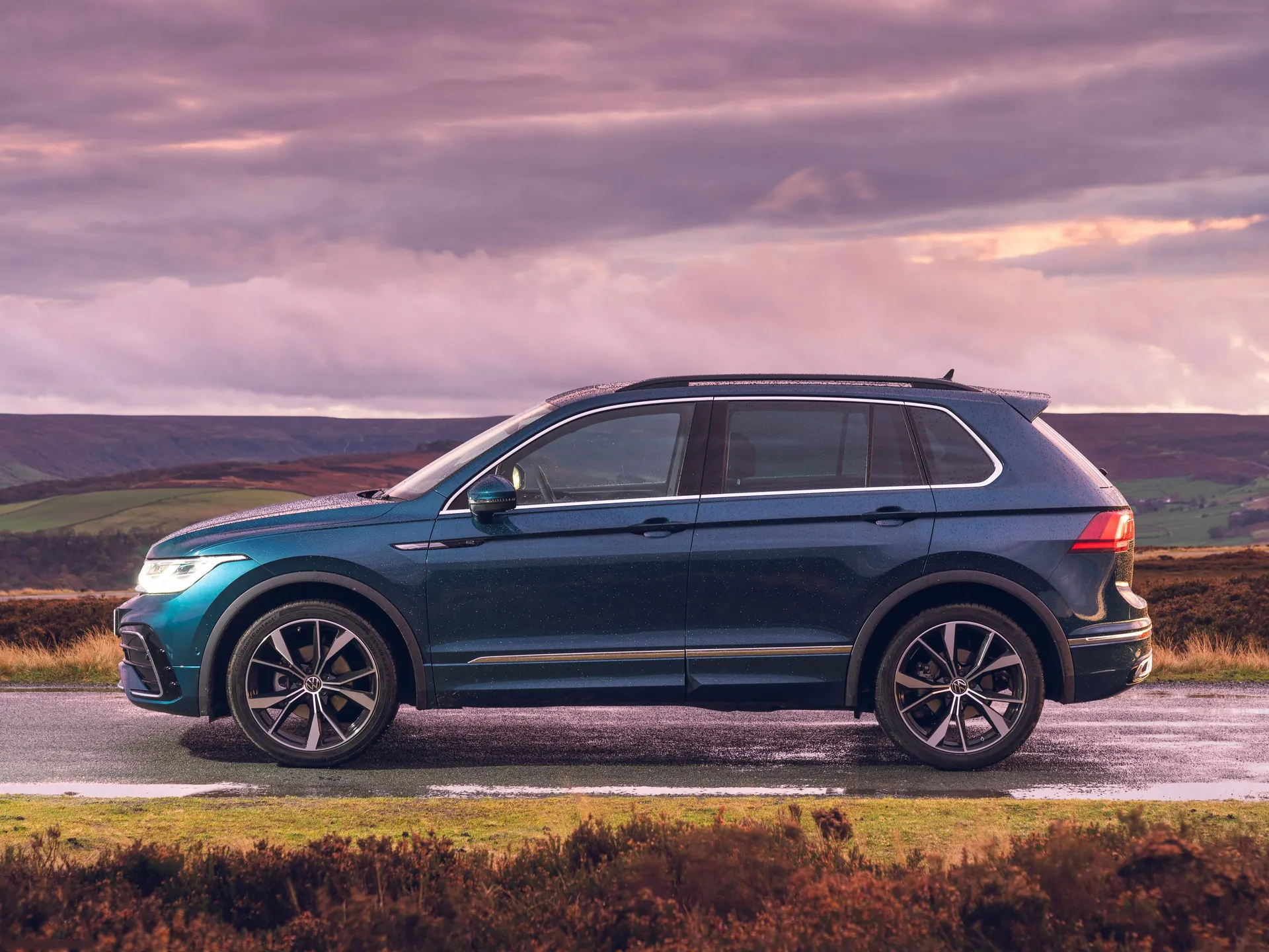 Volkswagen Tiguan R-Line [UK] (2021) - Side Profile